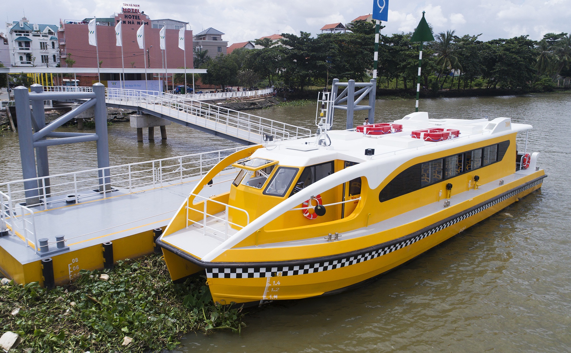 Toan canh cac ben buyt song dau tien o Sai Gon hinh anh