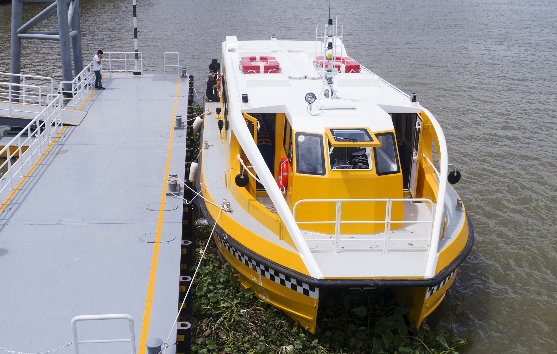 Ben trong tau buyt song dau tien o Sai Gon hinh anh