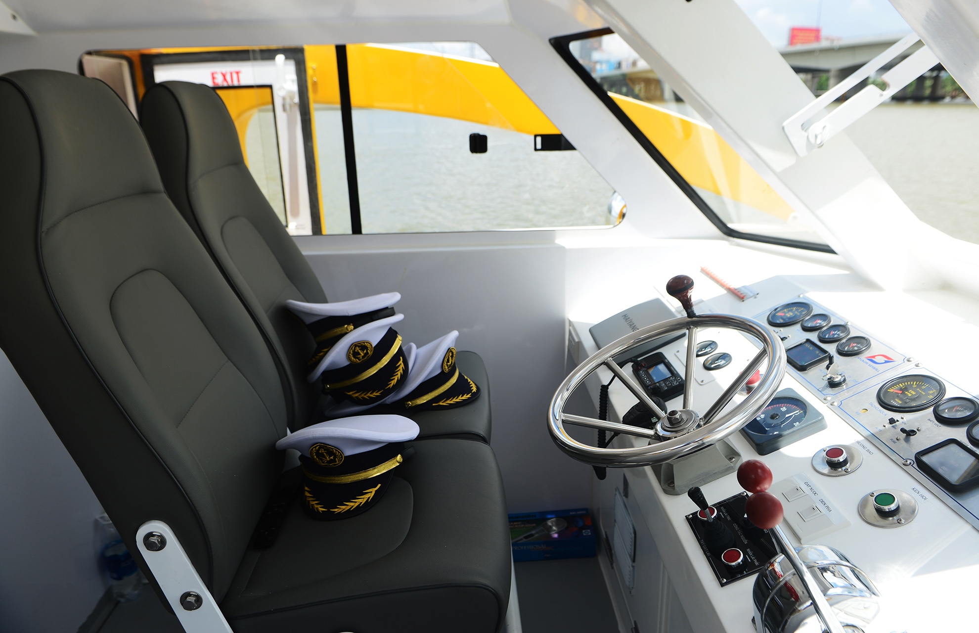 tau buyt duong song o Sai Gon anh 9