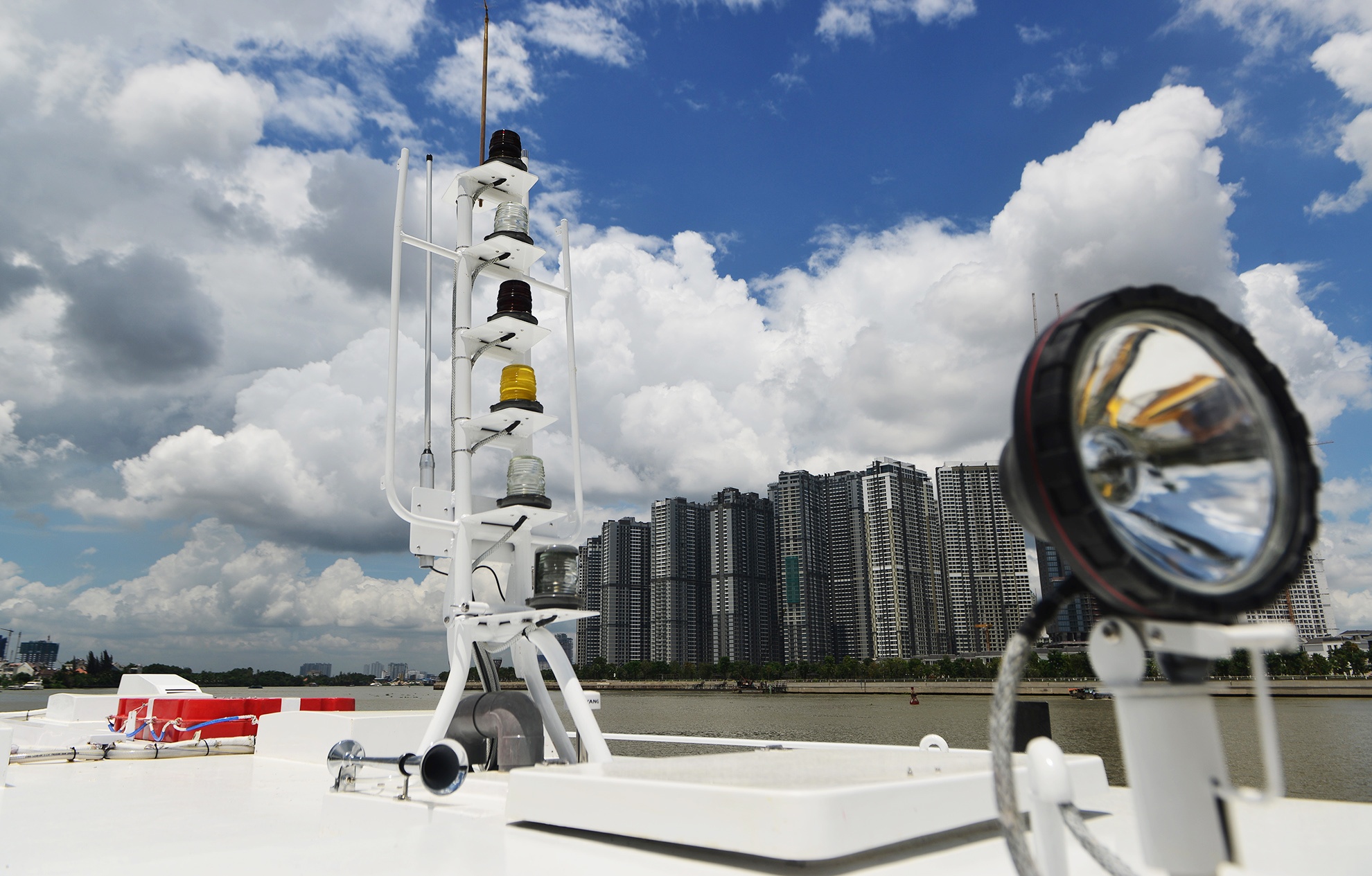 tau buyt duong song o Sai Gon anh 11