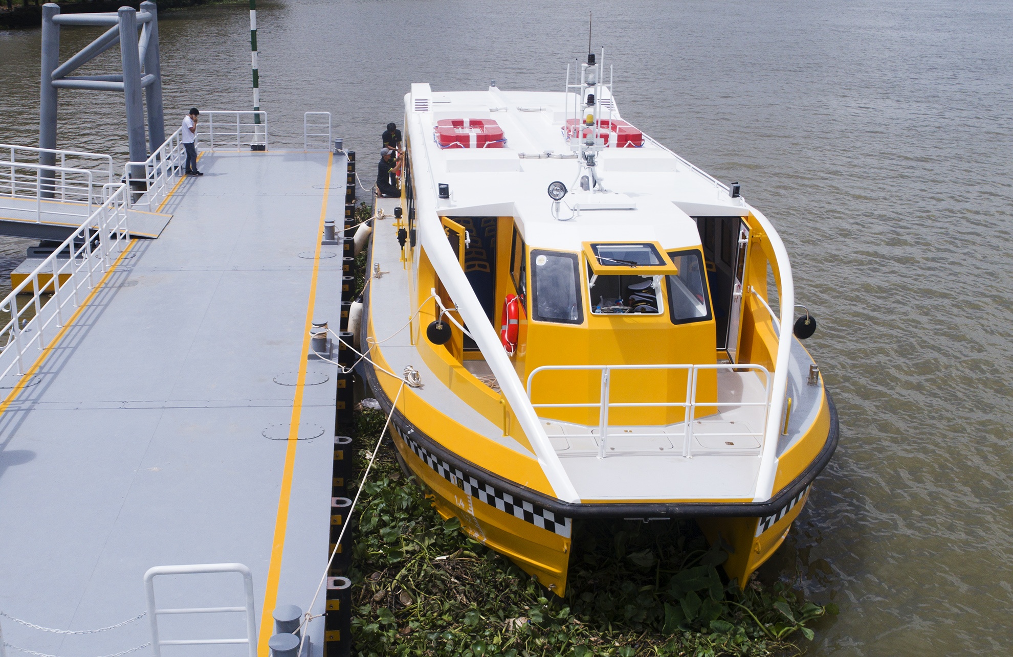 tau buyt duong song o Sai Gon anh 2