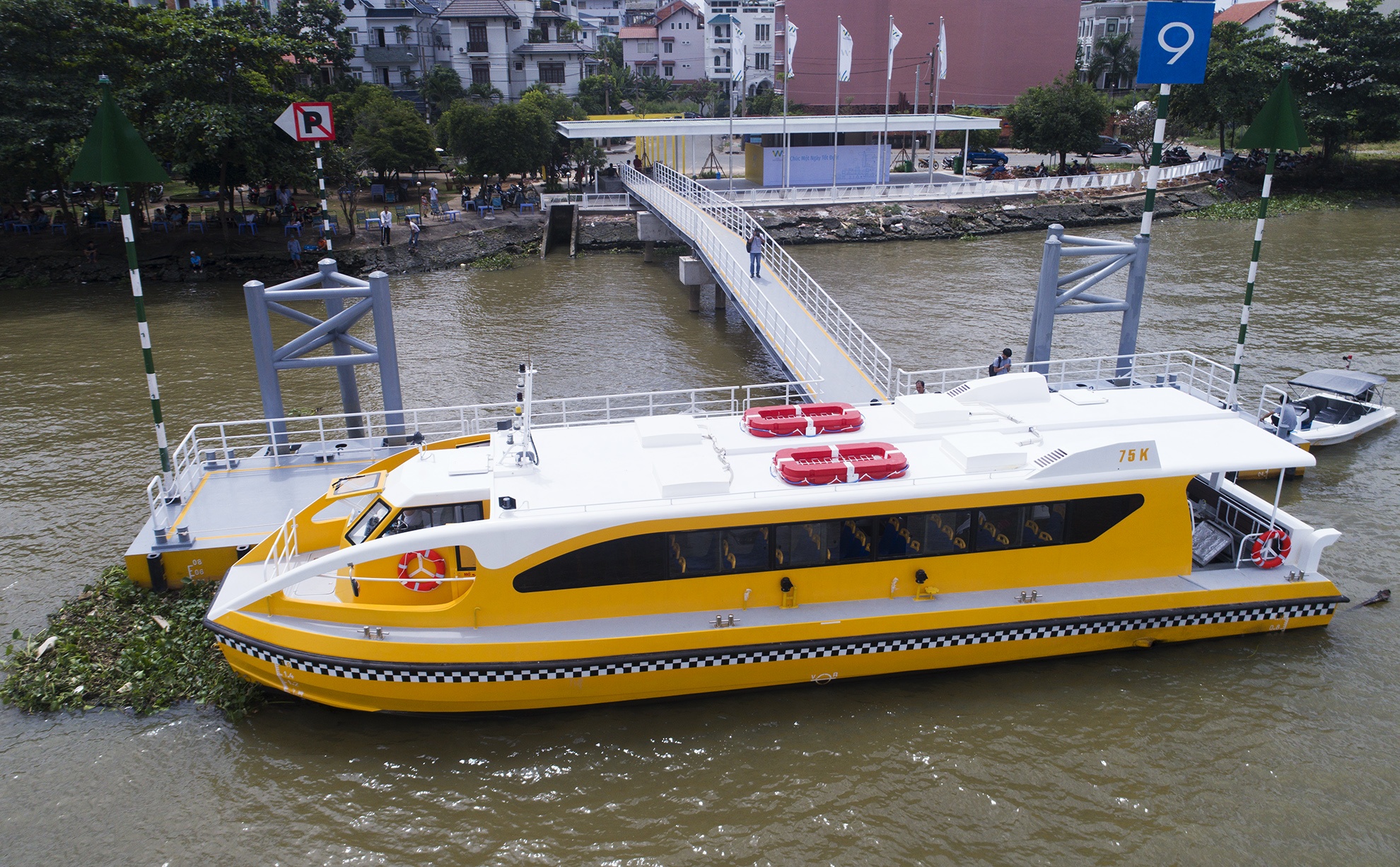 tau buyt duong song o Sai Gon anh 1