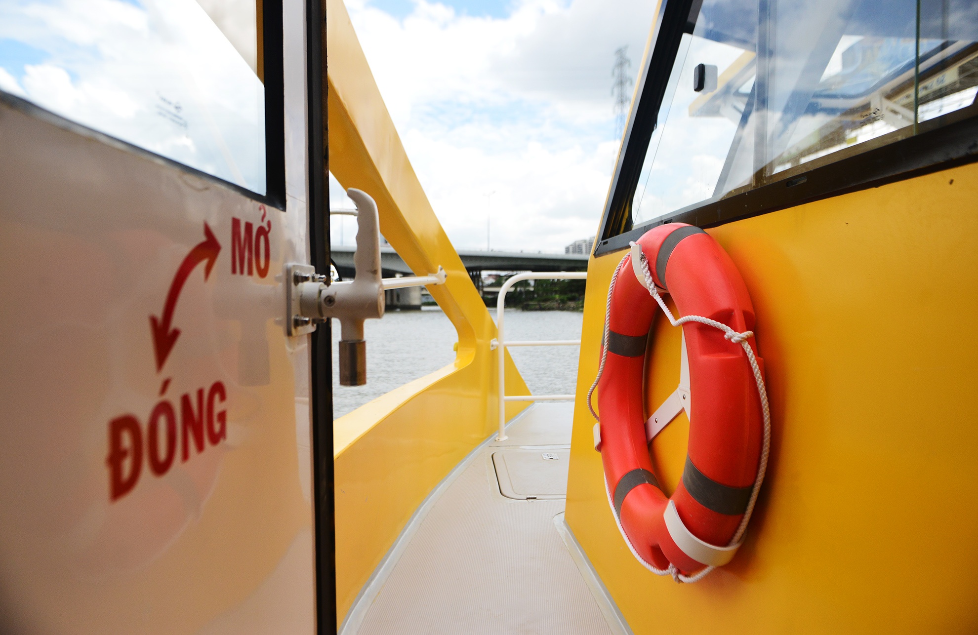 tau buyt duong song o Sai Gon anh 8