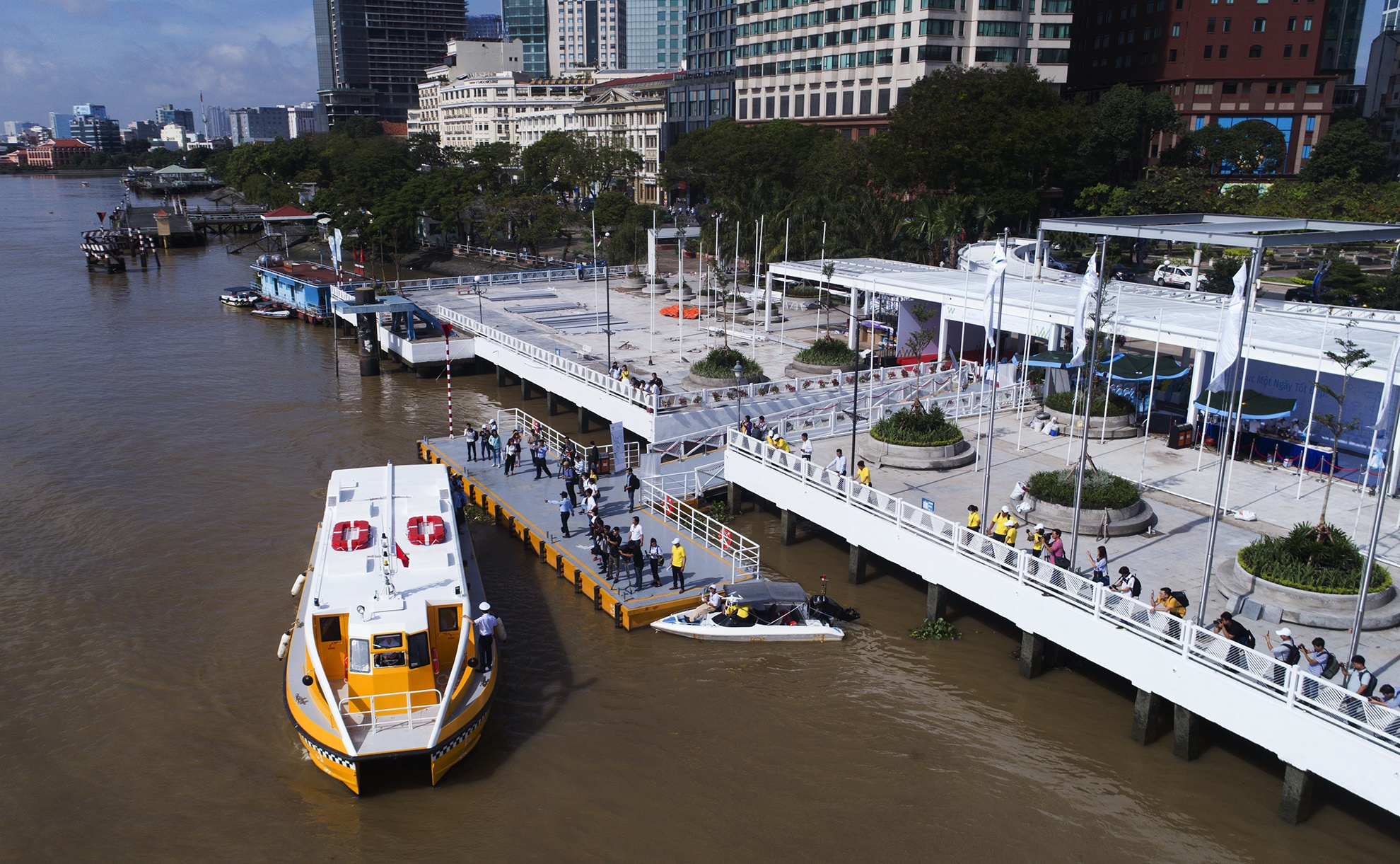 trai nghiem buyt song o Sai Gon anh 1