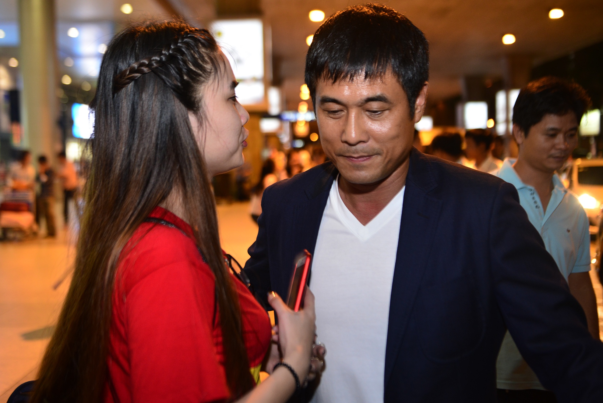 U22 Viet Nam lang le tro ve o san bay Tan Son Nhat hinh anh