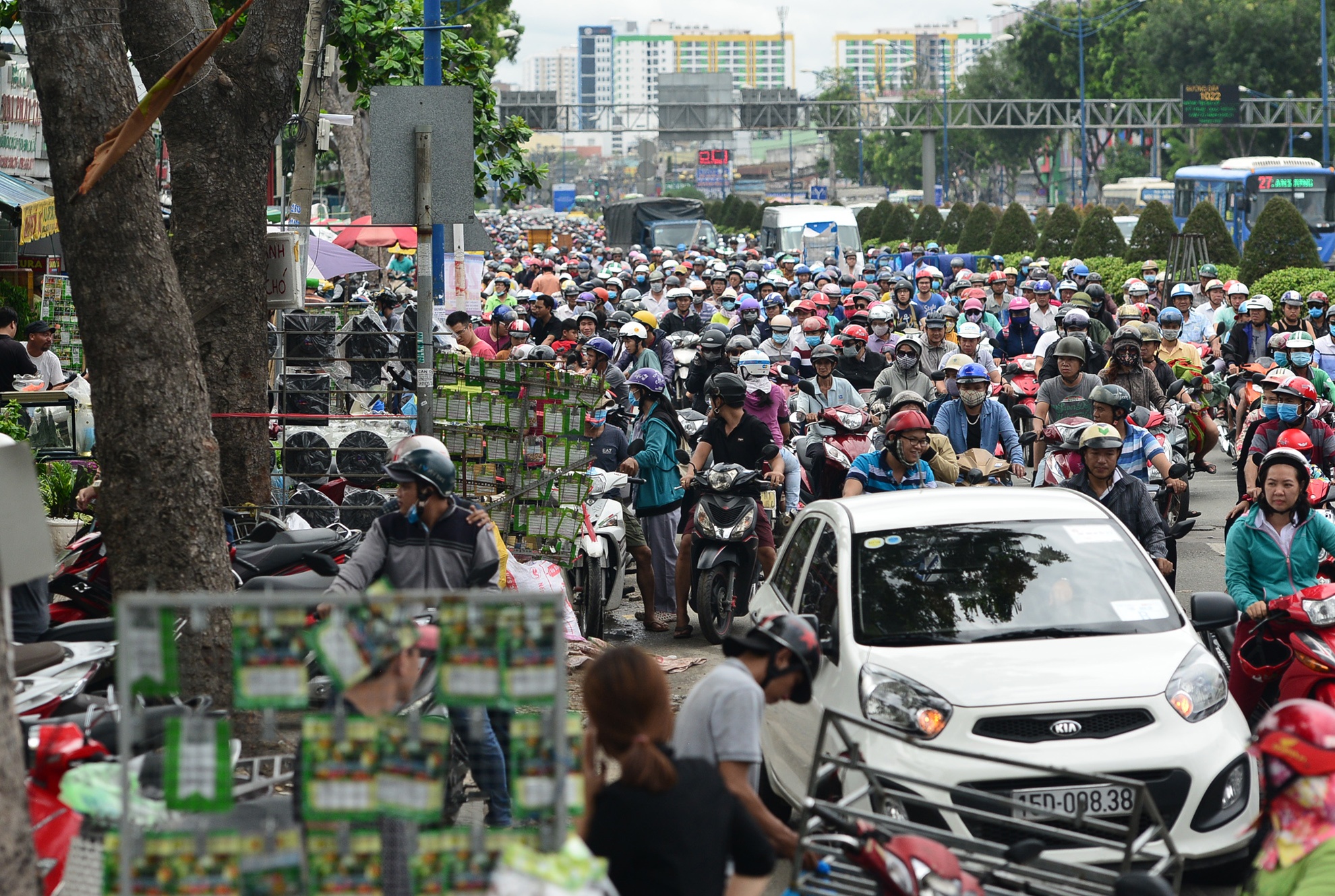 Dong nghit khach mua hang giam gia o cac kiot sap giai toa gan san bay hinh anh