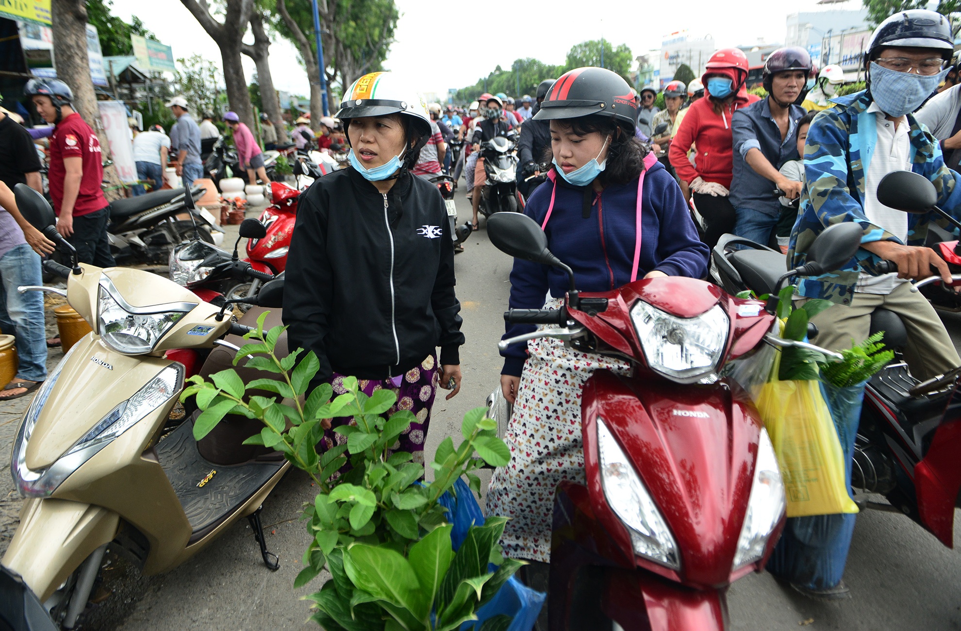 xa hang day kiot giap san bay Tan Son Nhat anh 10