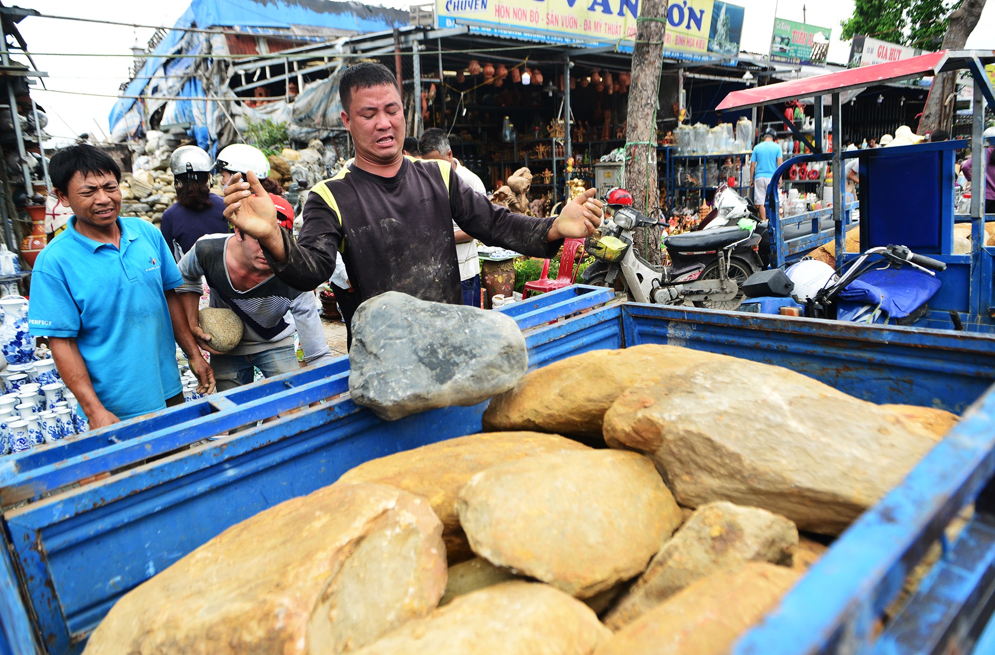 xa hang day kiot giap san bay Tan Son Nhat anh 12