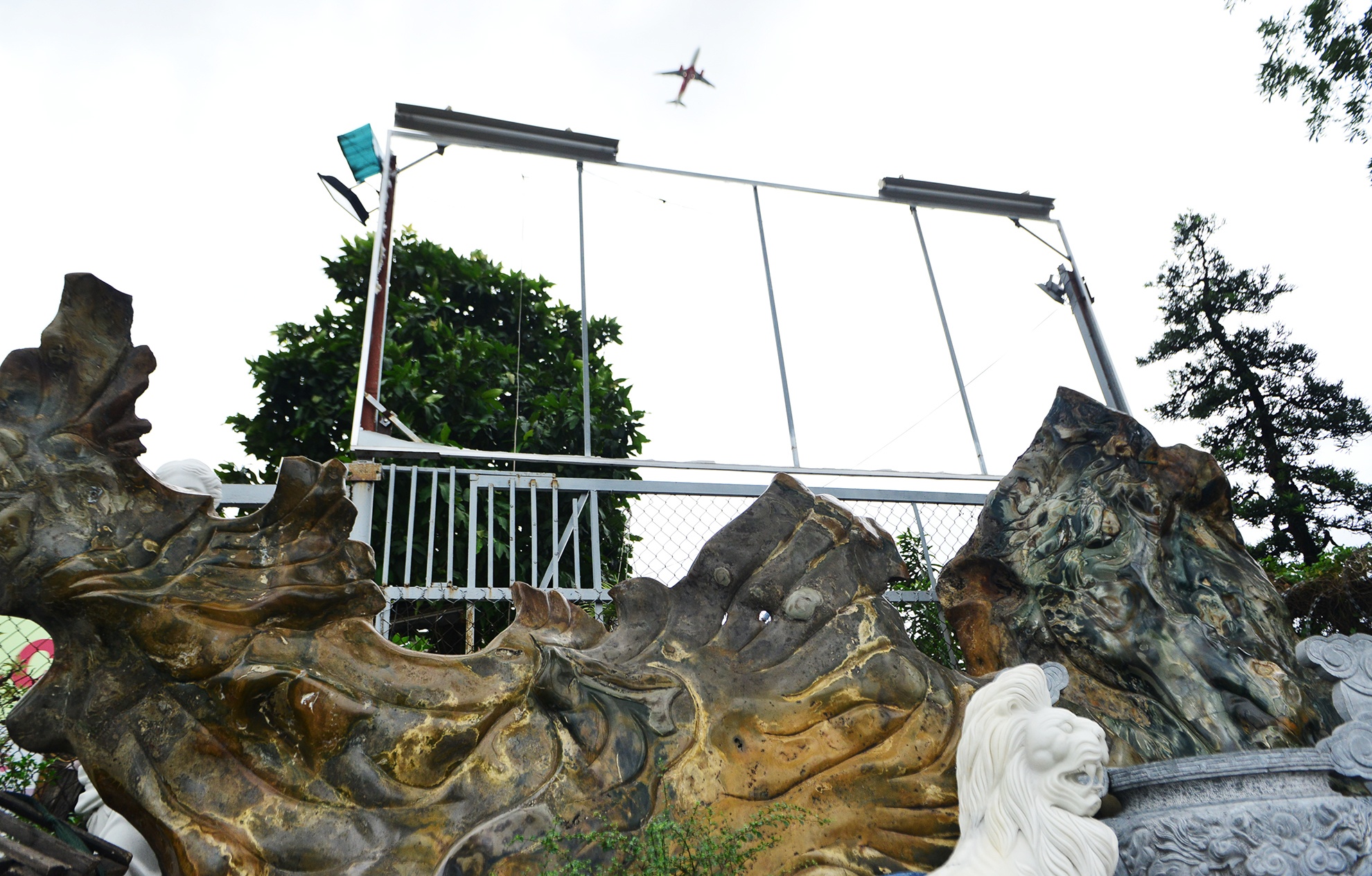 xa hang day kiot giap san bay Tan Son Nhat anh 14