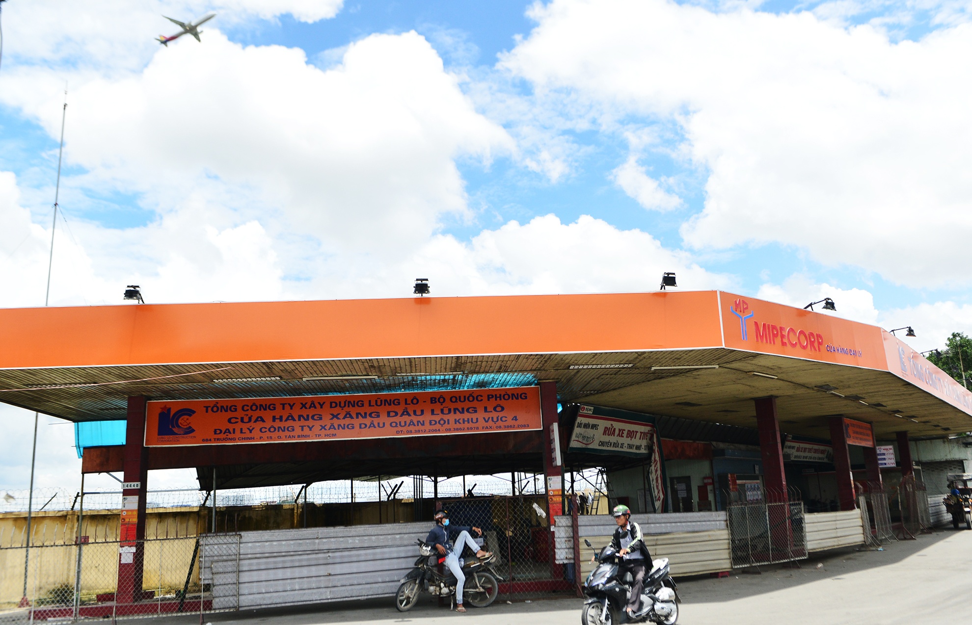 xa hang day kiot giap san bay Tan Son Nhat anh 17