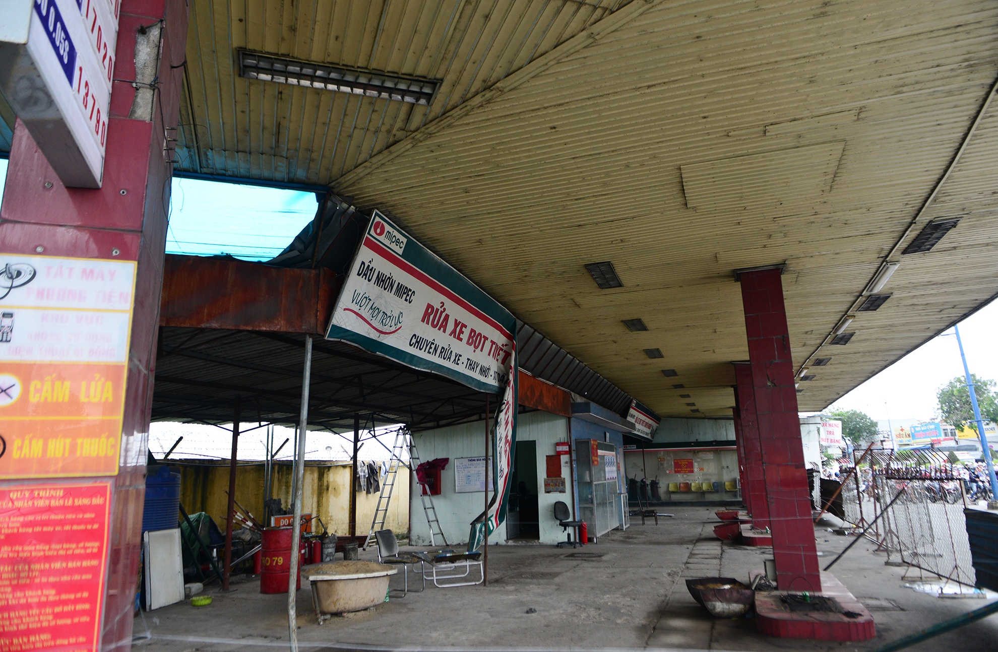 xa hang day kiot giap san bay Tan Son Nhat anh 18