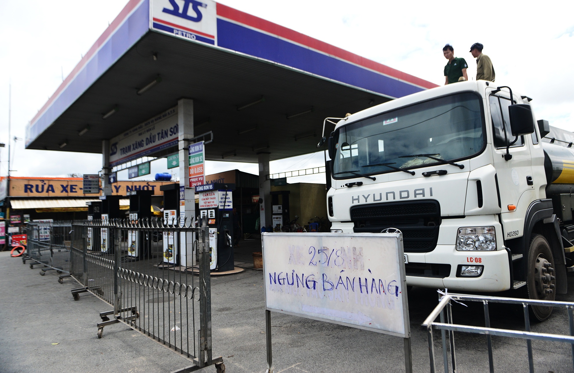 xa hang day kiot giap san bay Tan Son Nhat anh 19