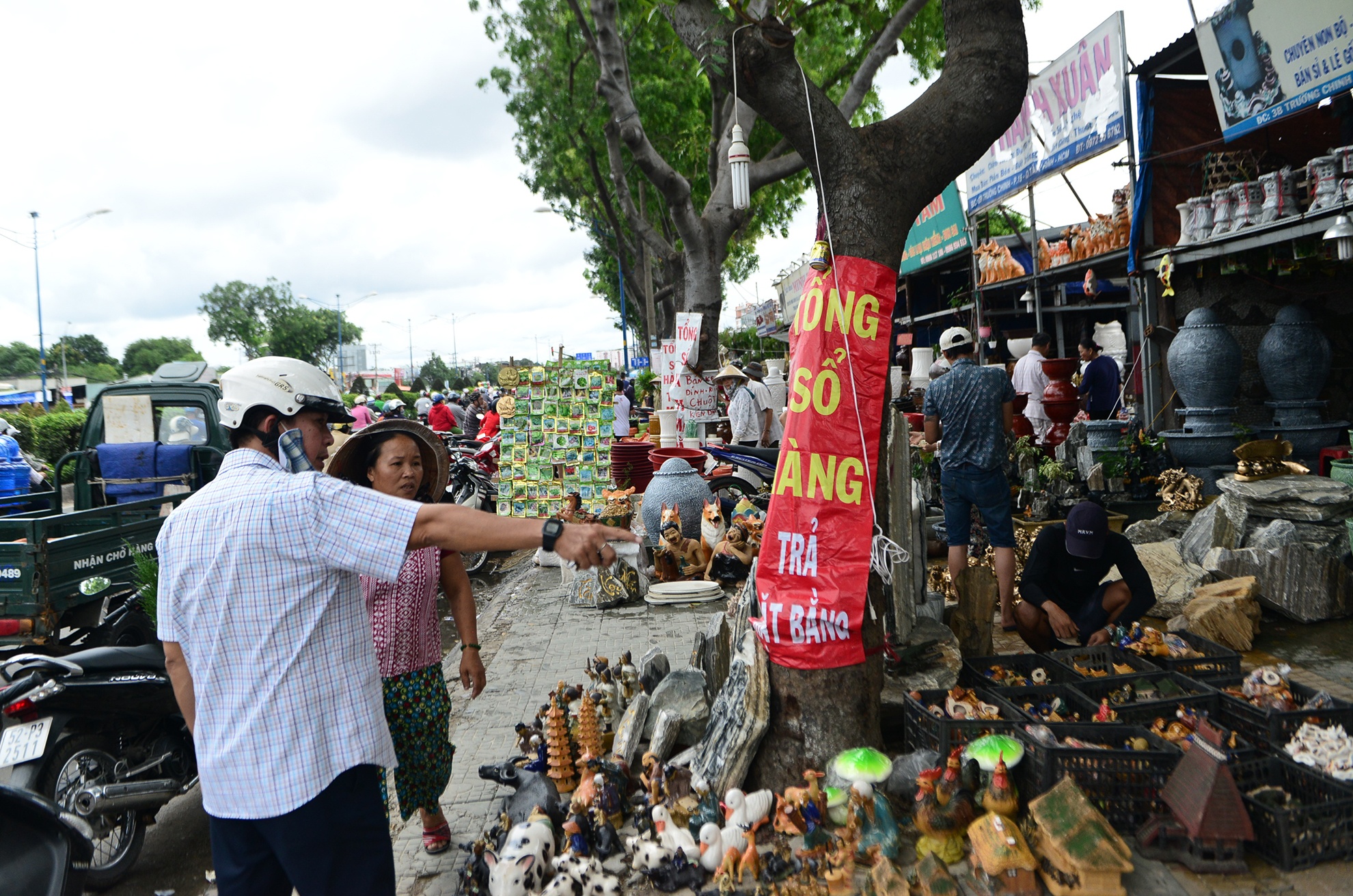 xa hang day kiot giap san bay Tan Son Nhat anh 1