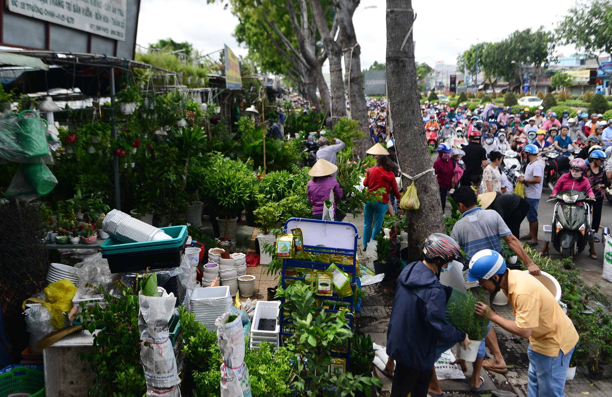 xa hang day kiot giap san bay Tan Son Nhat anh 2