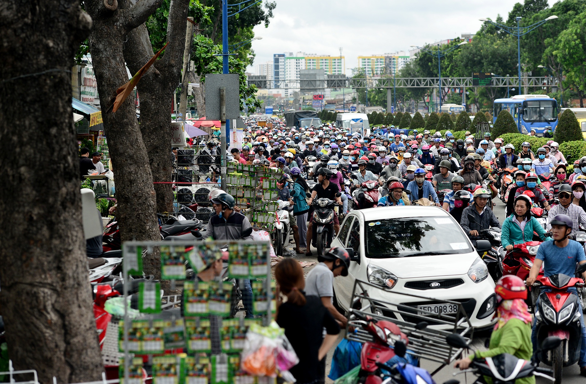 xa hang day kiot giap san bay Tan Son Nhat anh 4