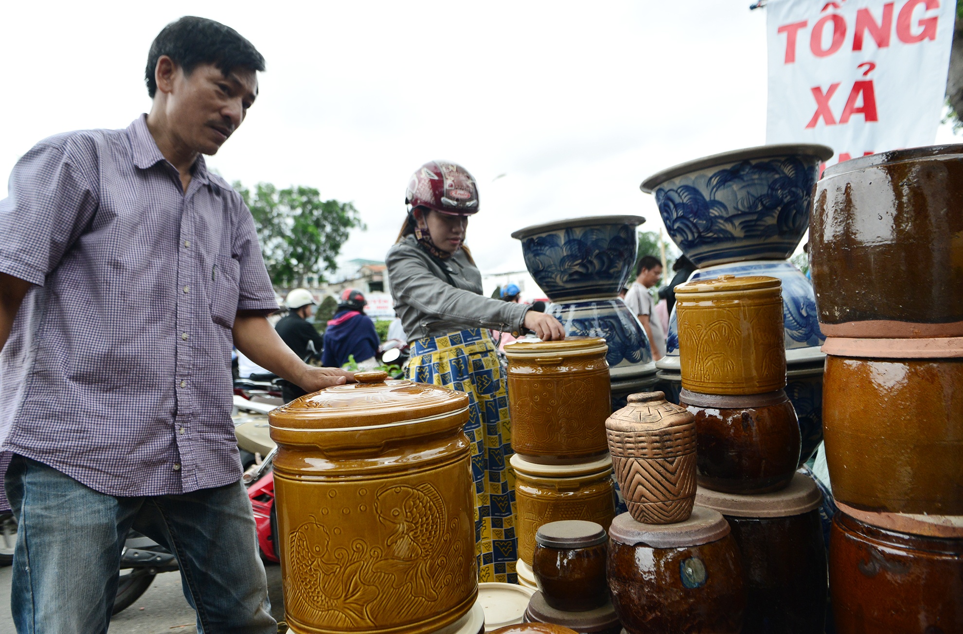 xa hang day kiot giap san bay Tan Son Nhat anh 5