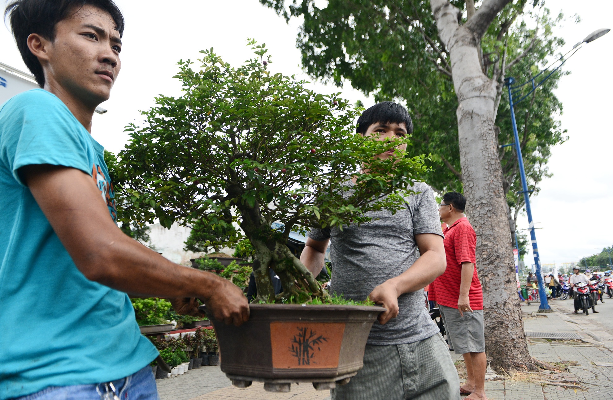 xa hang day kiot giap san bay Tan Son Nhat anh 7
