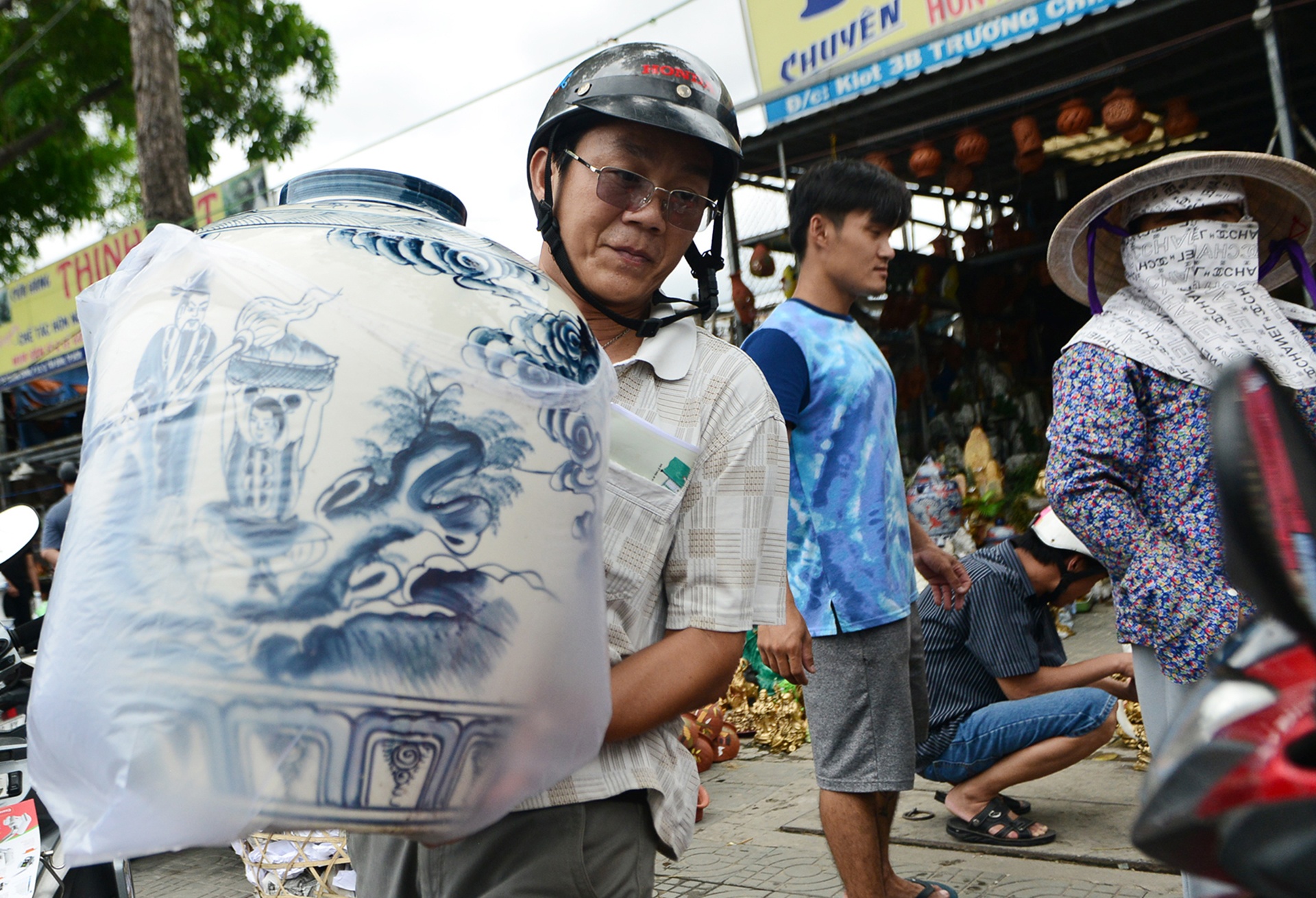 xa hang day kiot giap san bay Tan Son Nhat anh 9