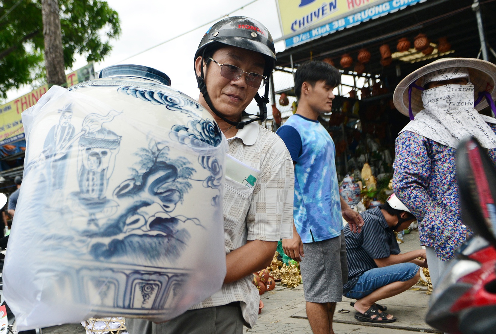 Do xo mua hang o gan 50 kiot ben san bay sap giai toa hinh anh