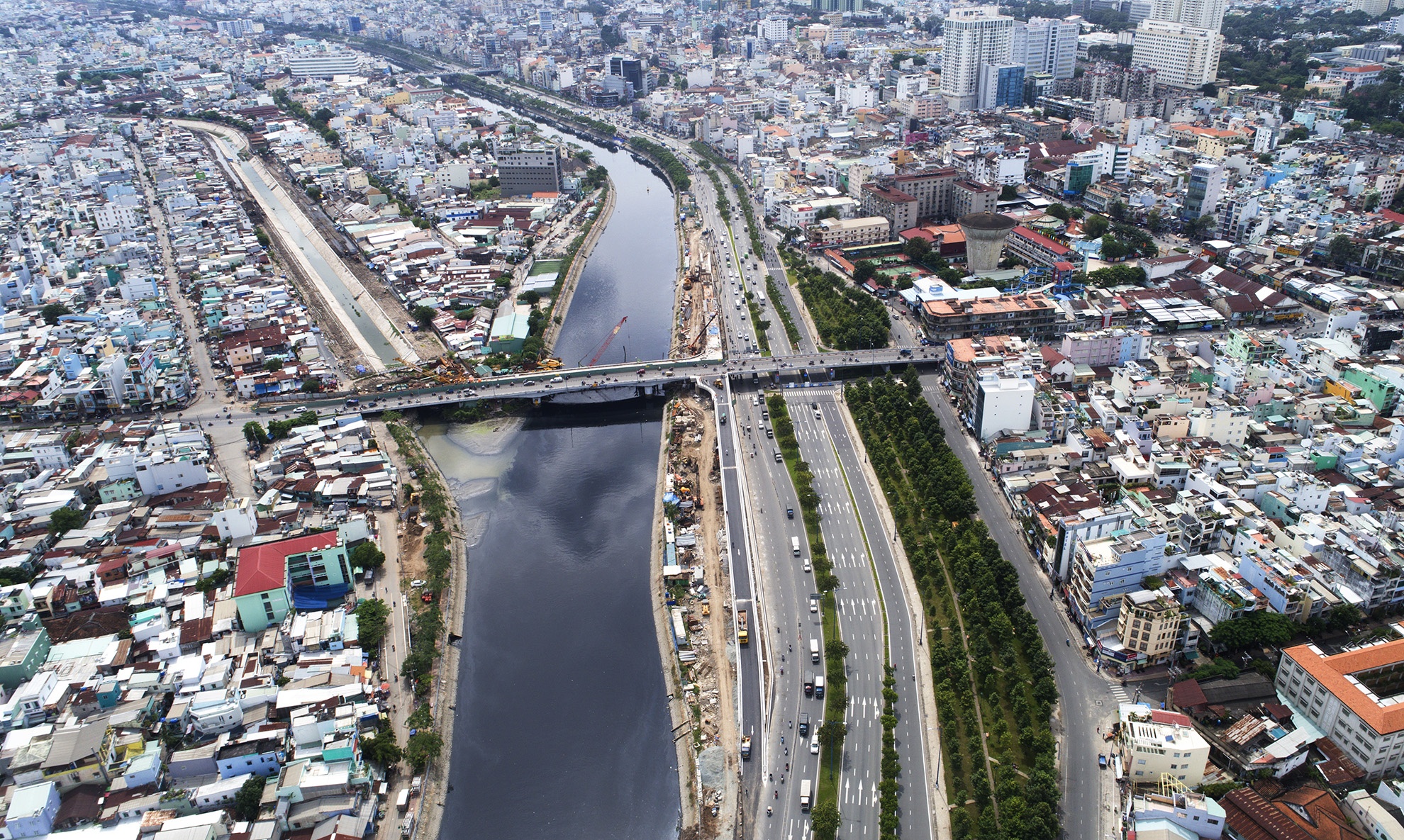 Nhanh cau giai quyet 1/37 diem un tac o Sai Gon anh 1