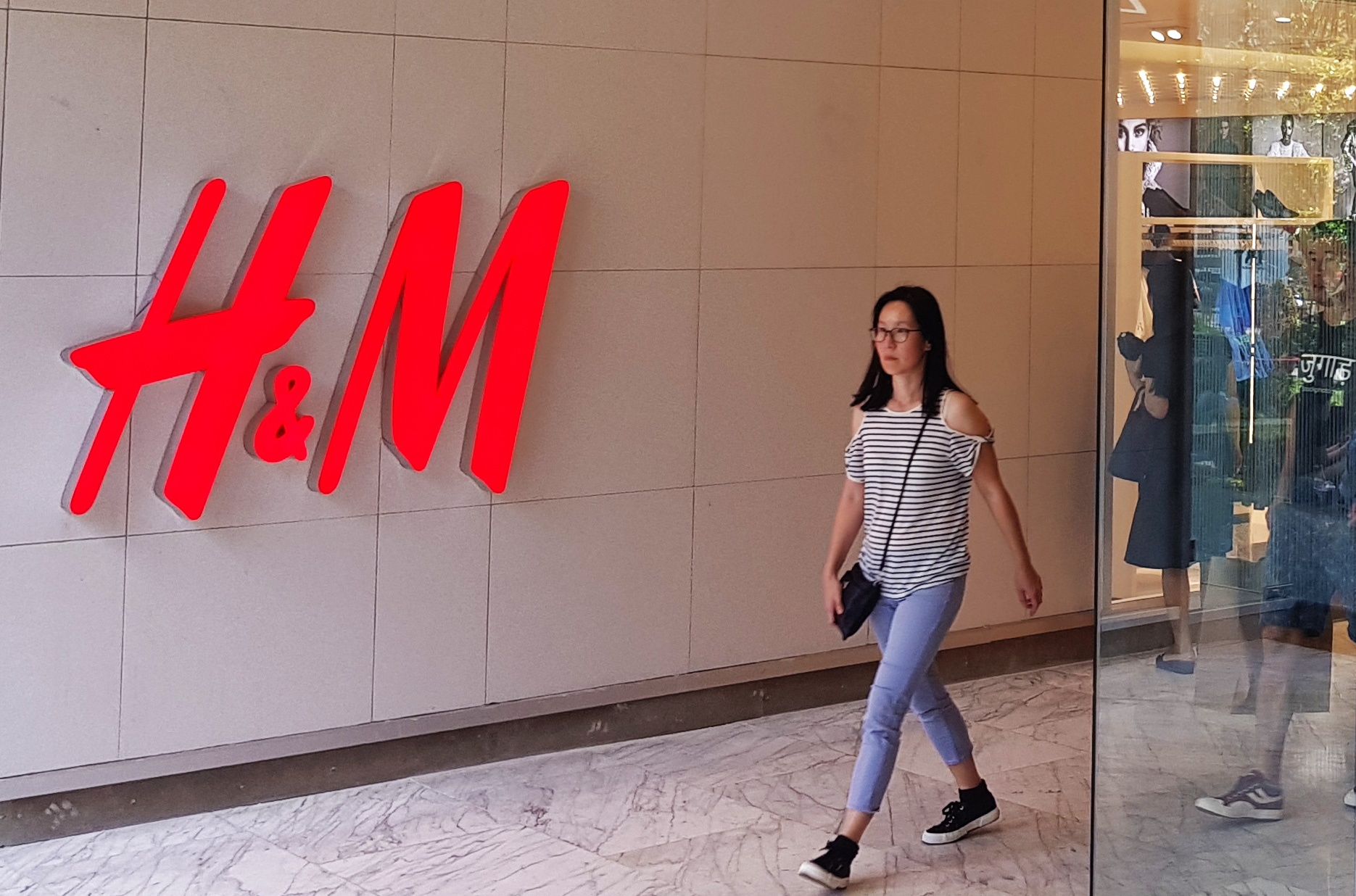 Ben trong cua hang H&M dau tien mo cua ngay mai tai Sai Gon hinh anh