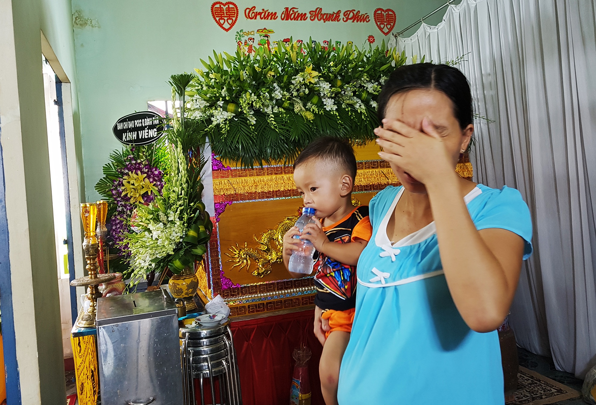 Dong doi den vieng thuong uy Pham Phi Long hinh anh