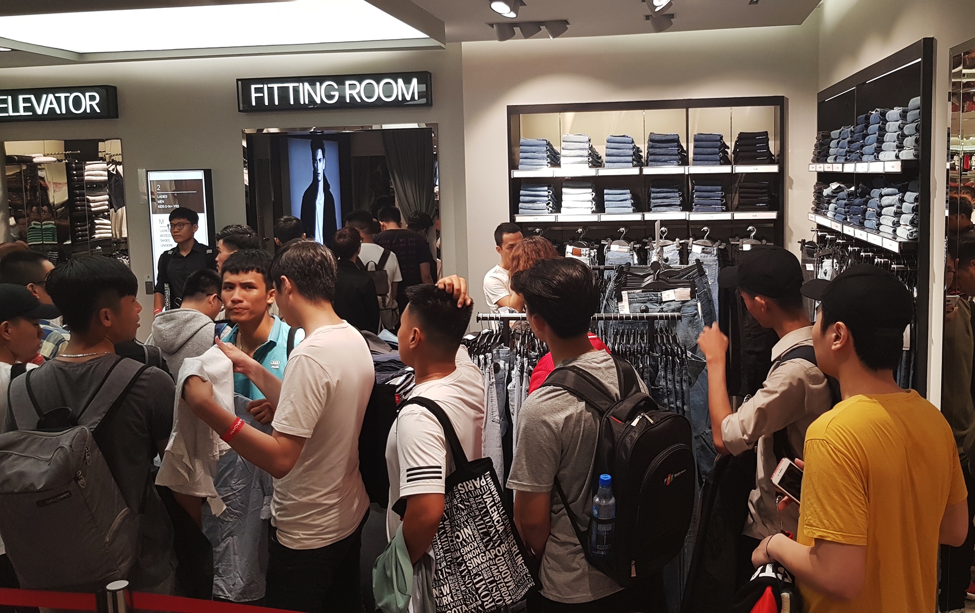 Dong nghit trong cua hang H&M ngay dau mo cua anh 11