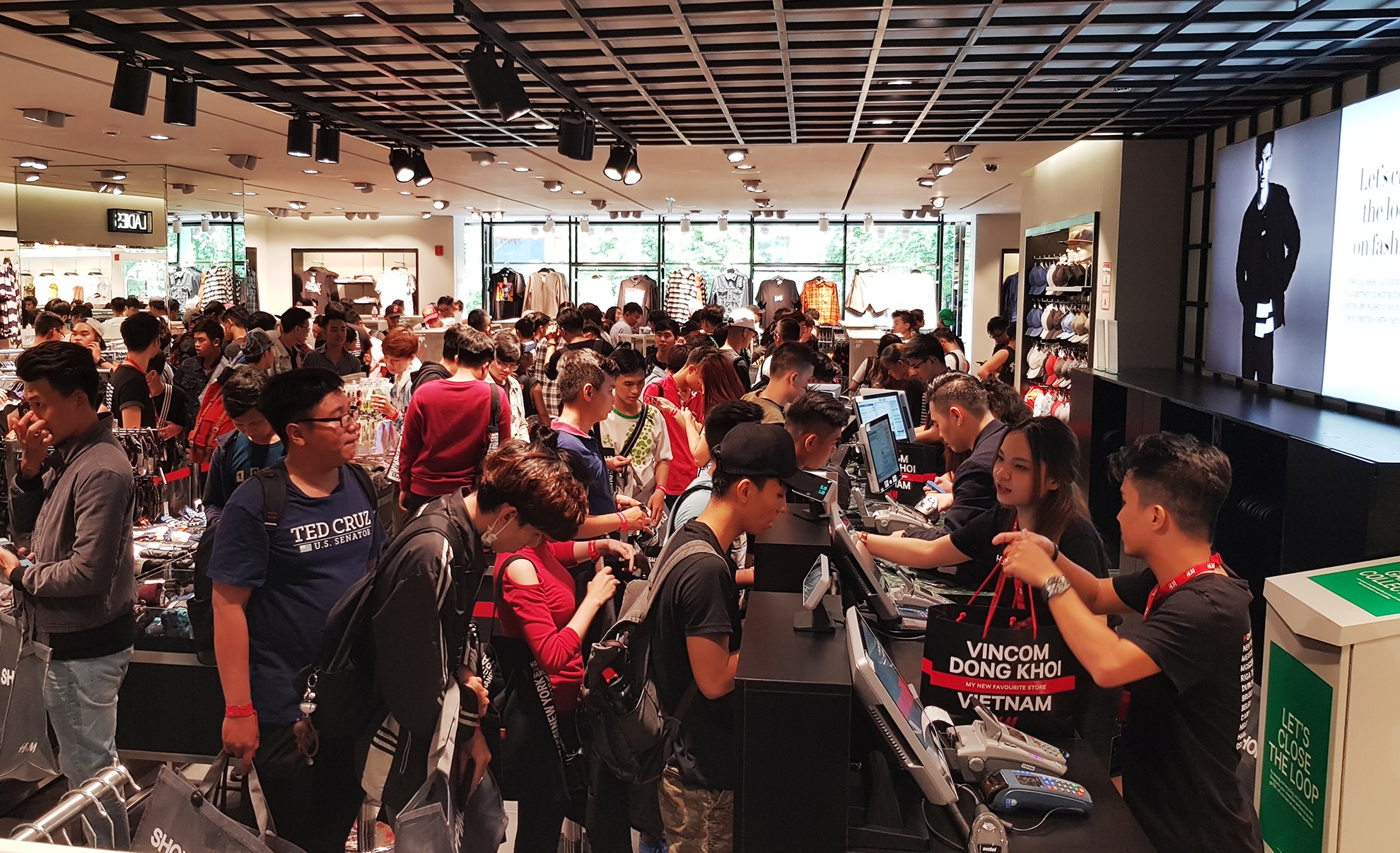 Dong nghit trong cua hang H&M ngay dau mo cua anh 12