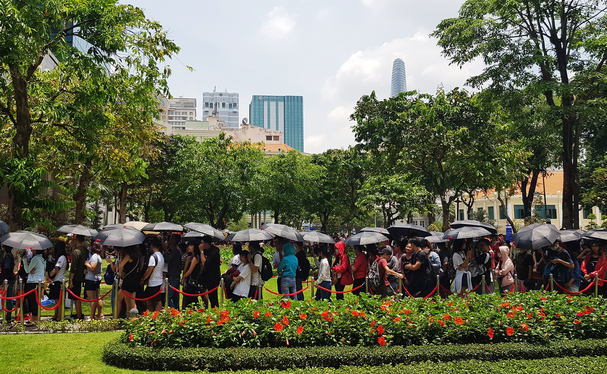 Dong nghit trong cua hang H&M ngay dau mo cua anh 15