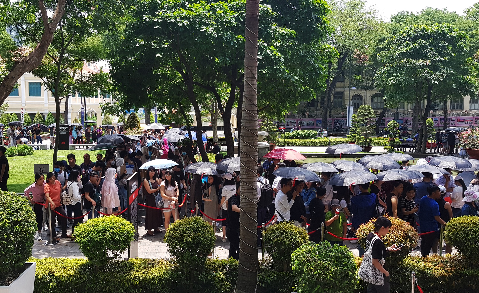 Dong nghit trong cua hang H&M ngay dau mo cua anh 16