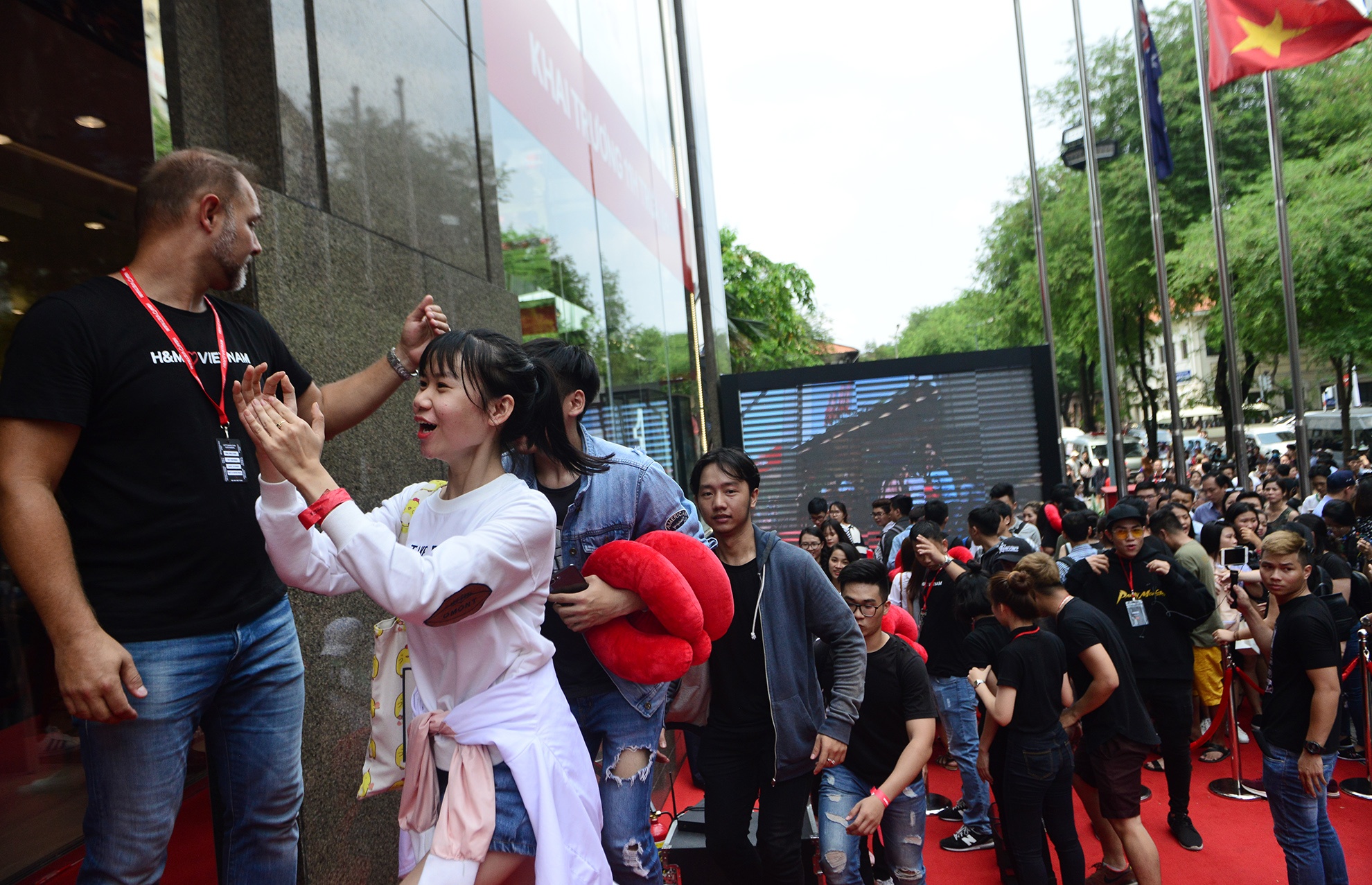 Dong nghit trong cua hang H&M ngay dau mo cua anh 1