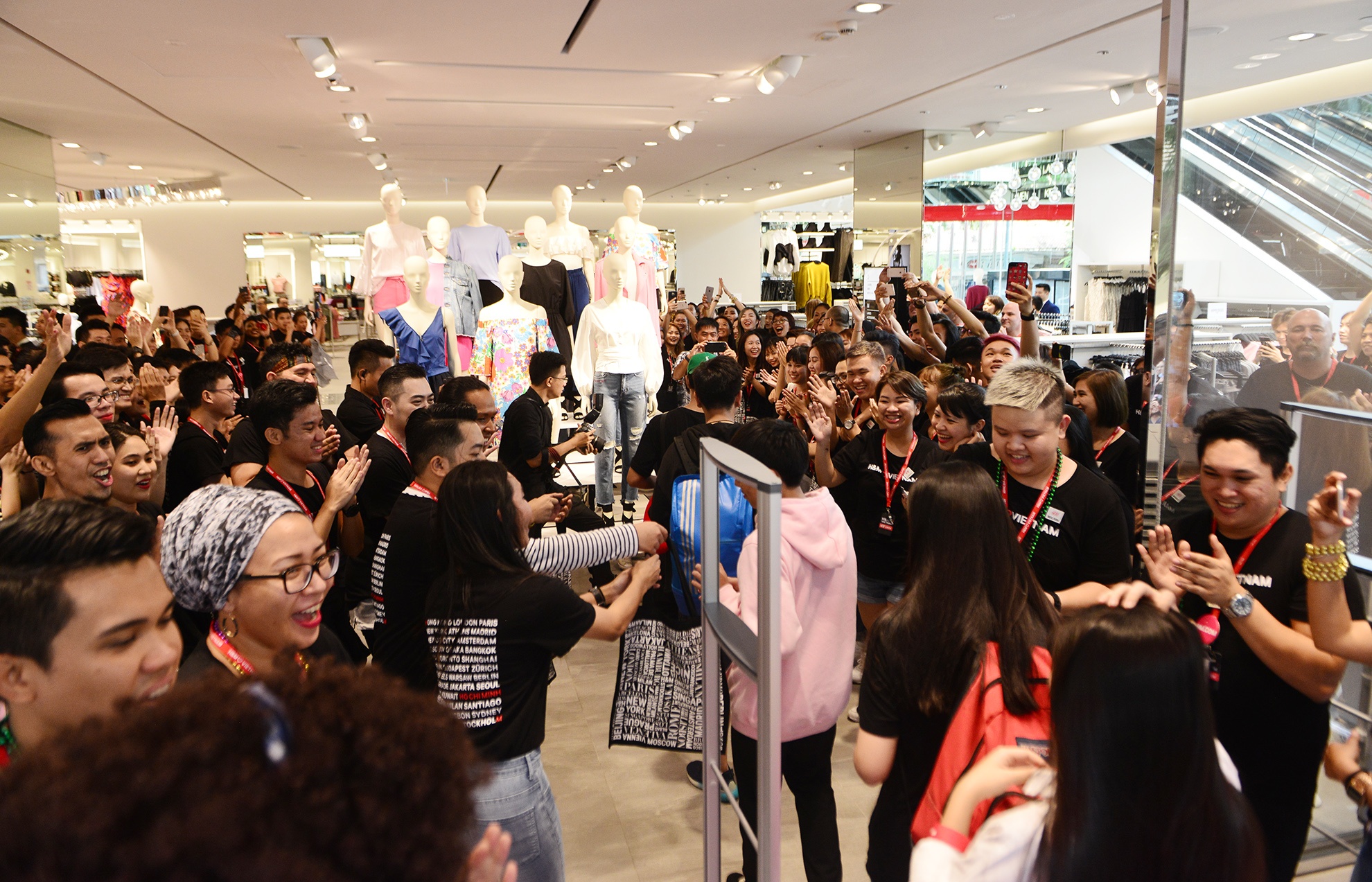 Dong nghit trong cua hang H&M ngay dau mo cua anh 2