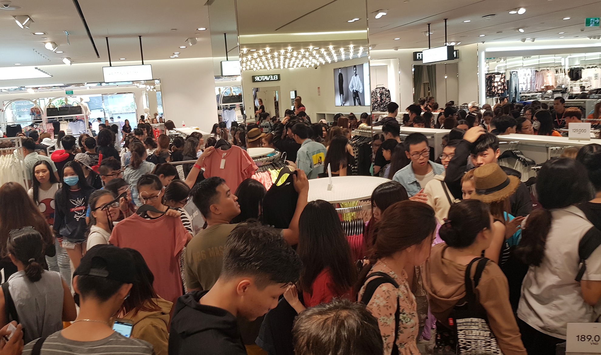 Dong nghit trong cua hang H&M ngay dau mo cua anh 4