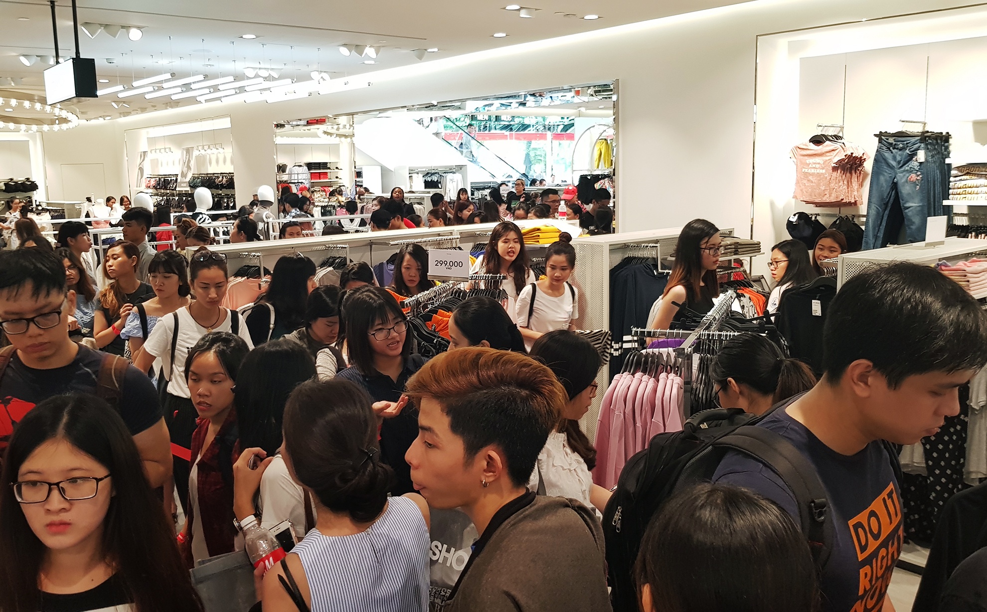 Dong nghit trong cua hang H&M ngay dau mo cua anh 5