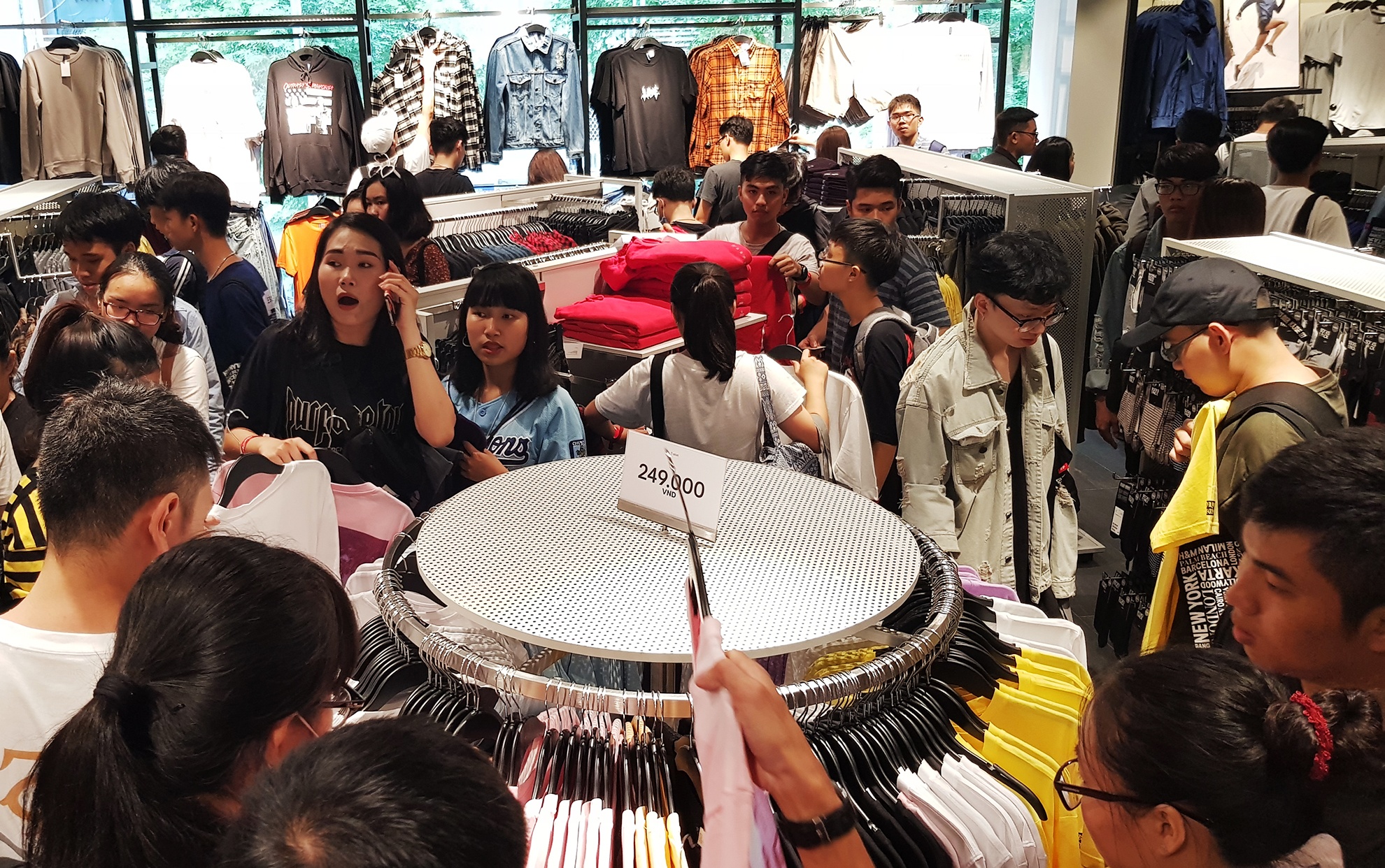 Dong nghit trong cua hang H&M ngay dau mo cua anh 6