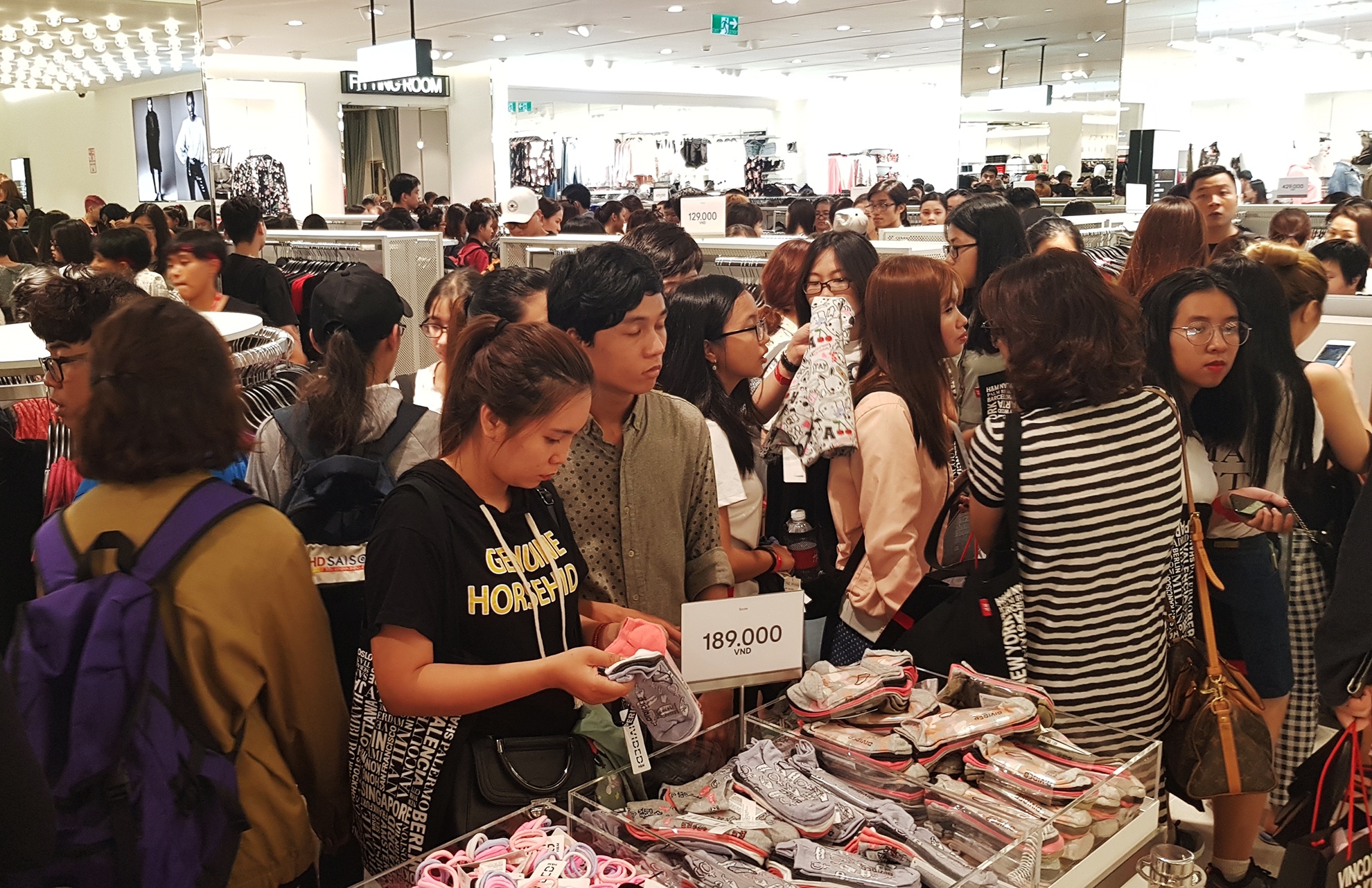 Dong nghit trong cua hang H&M ngay dau mo cua anh 9