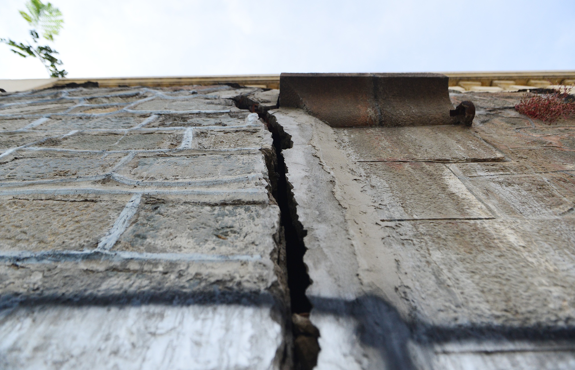 Can canh nhung vet nut lon tren 'cau tinh yeu' Sai Gon hinh anh