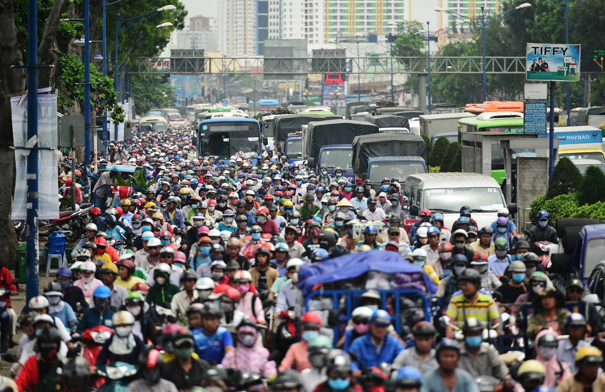 Xe co ket cung o khu vuc giai toa cac kiot ben san bay Tan Son Nhat hinh anh