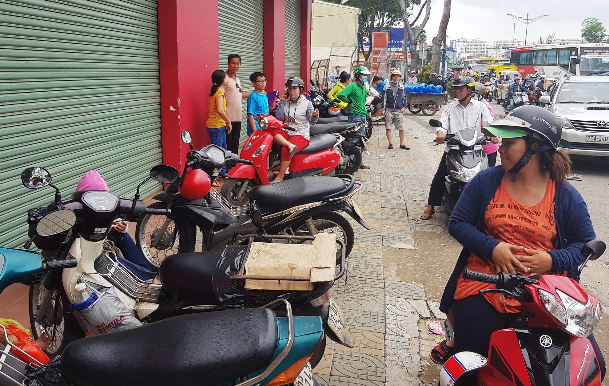 ket xe keo dai do giai toa kiot ben san bay anh 10