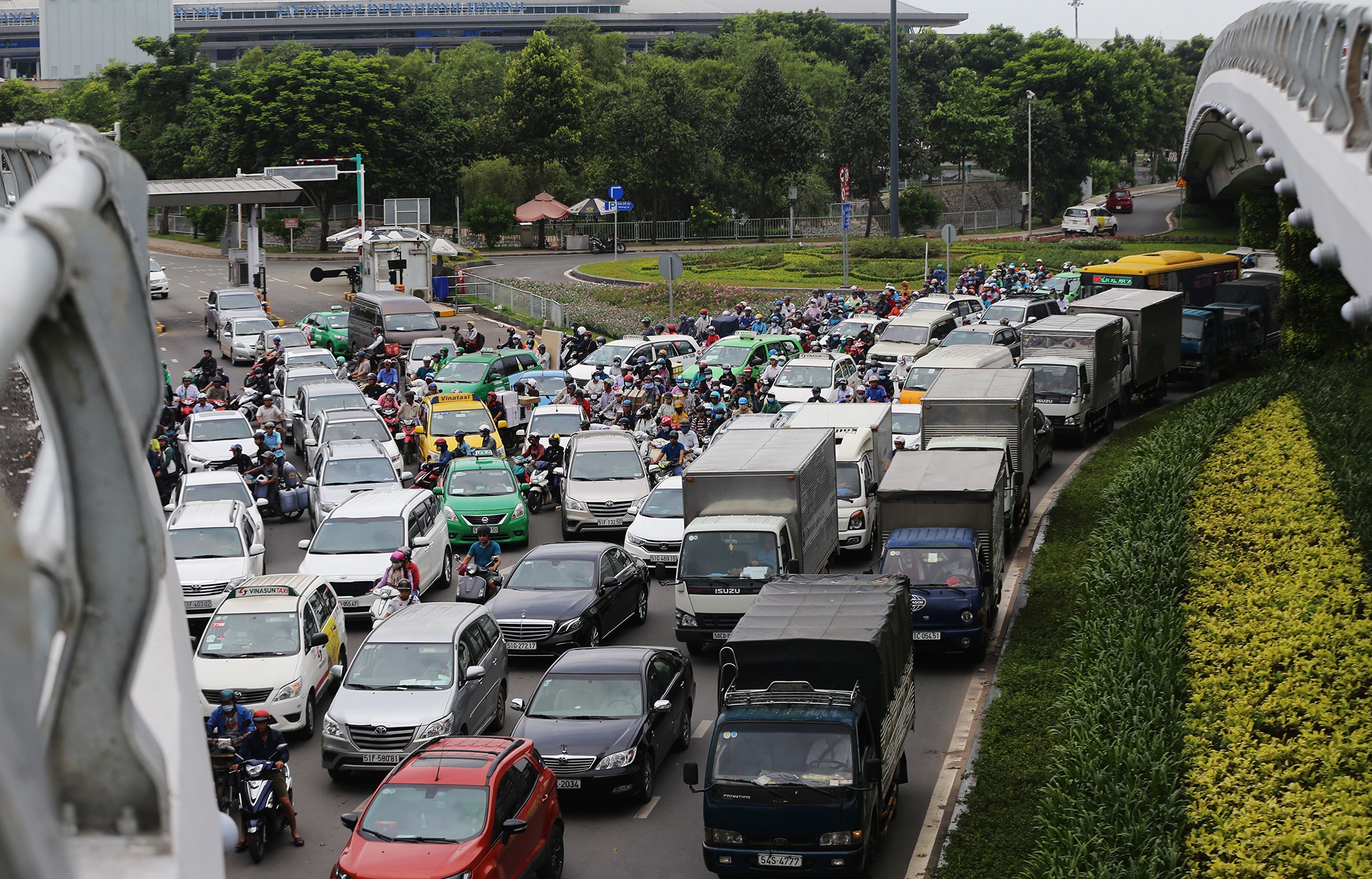 ket xe keo dai do giai toa kiot ben san bay anh 11