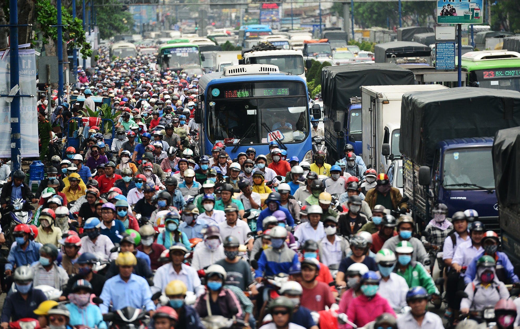 Cua ngo san bay Tan Son Nhat ket cung giua trua cuoi tuan hinh anh