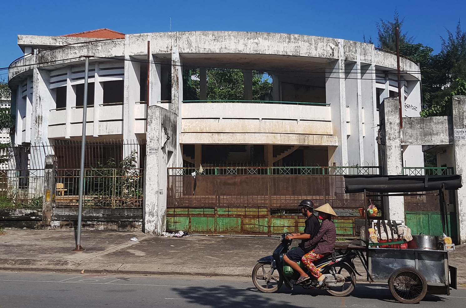 Ben trong ngoi truong bi bo hoang nhieu nam o Sai Gon hinh anh