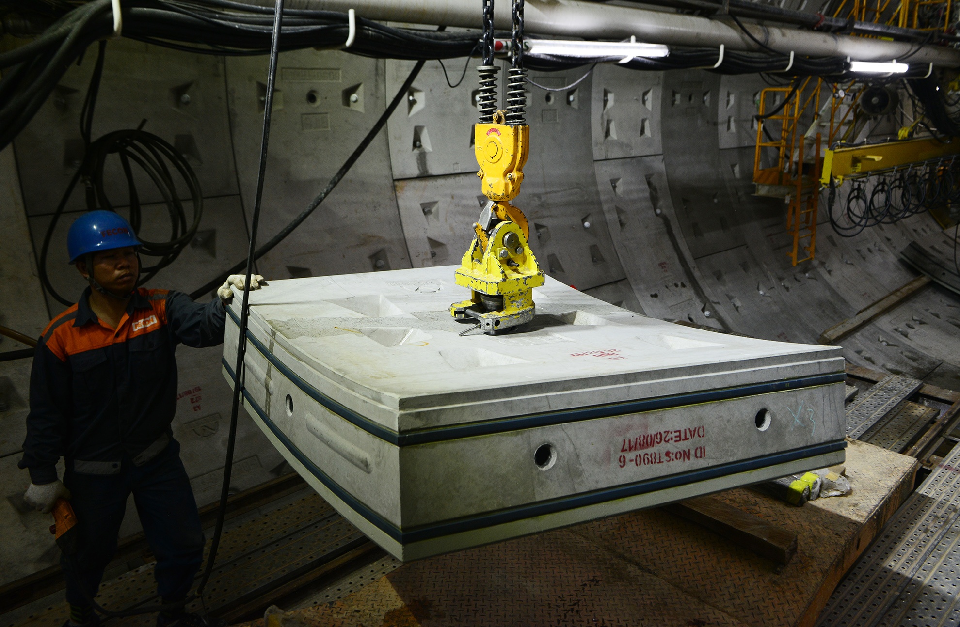 Canh van hanh robot dao ham metro dau tien o Sai Gon hinh anh