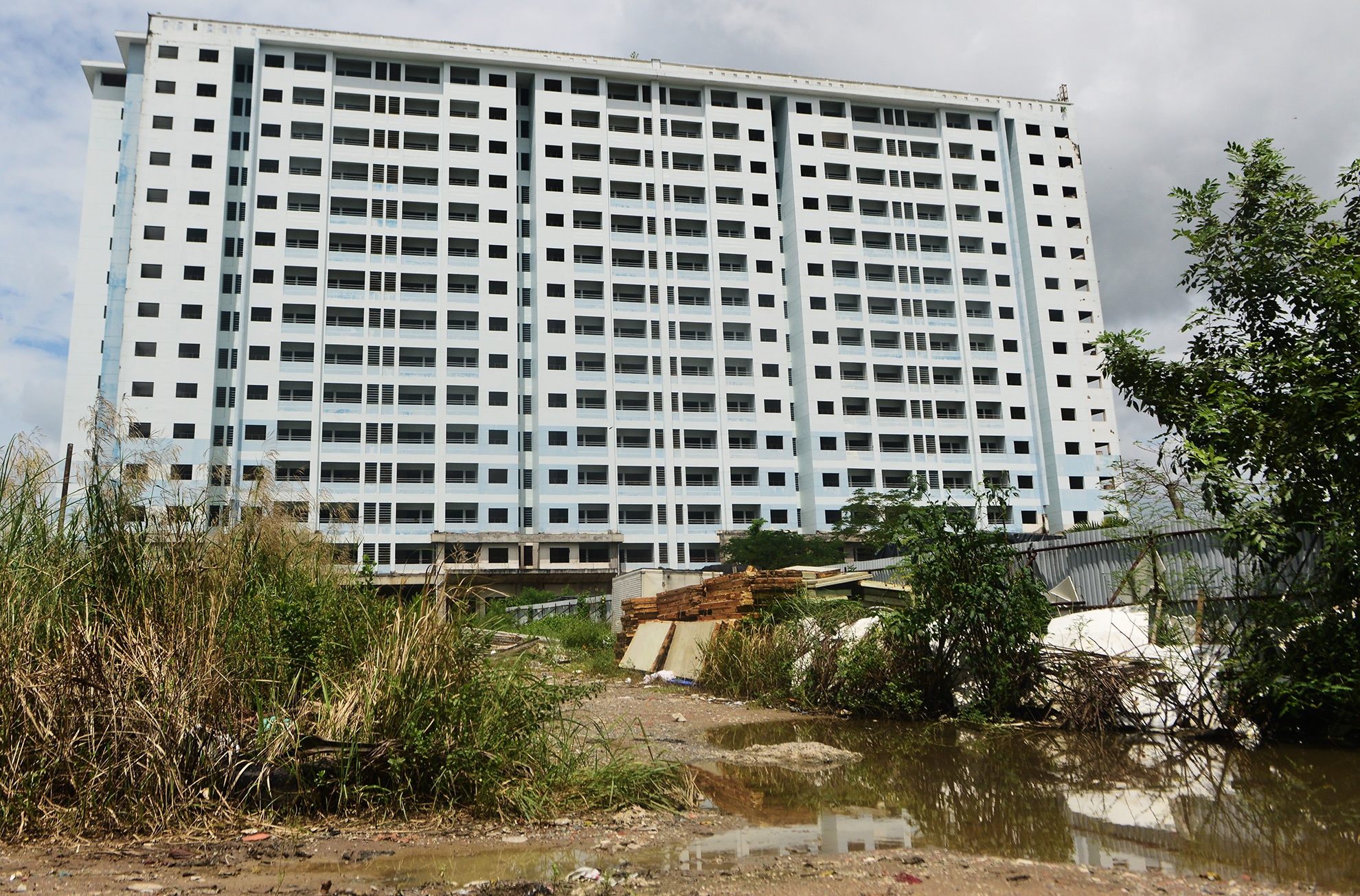 Canh xuong cap, bo hoang du an vua bi ngan hang siet no o Sai Gon hinh anh