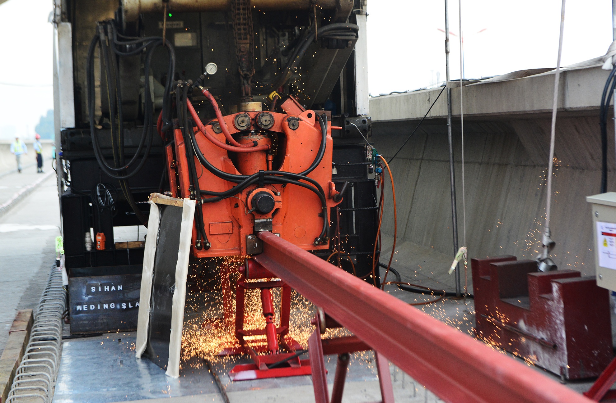 Can canh duong ray tuyen metro dau tien o Sai Gon anh 2