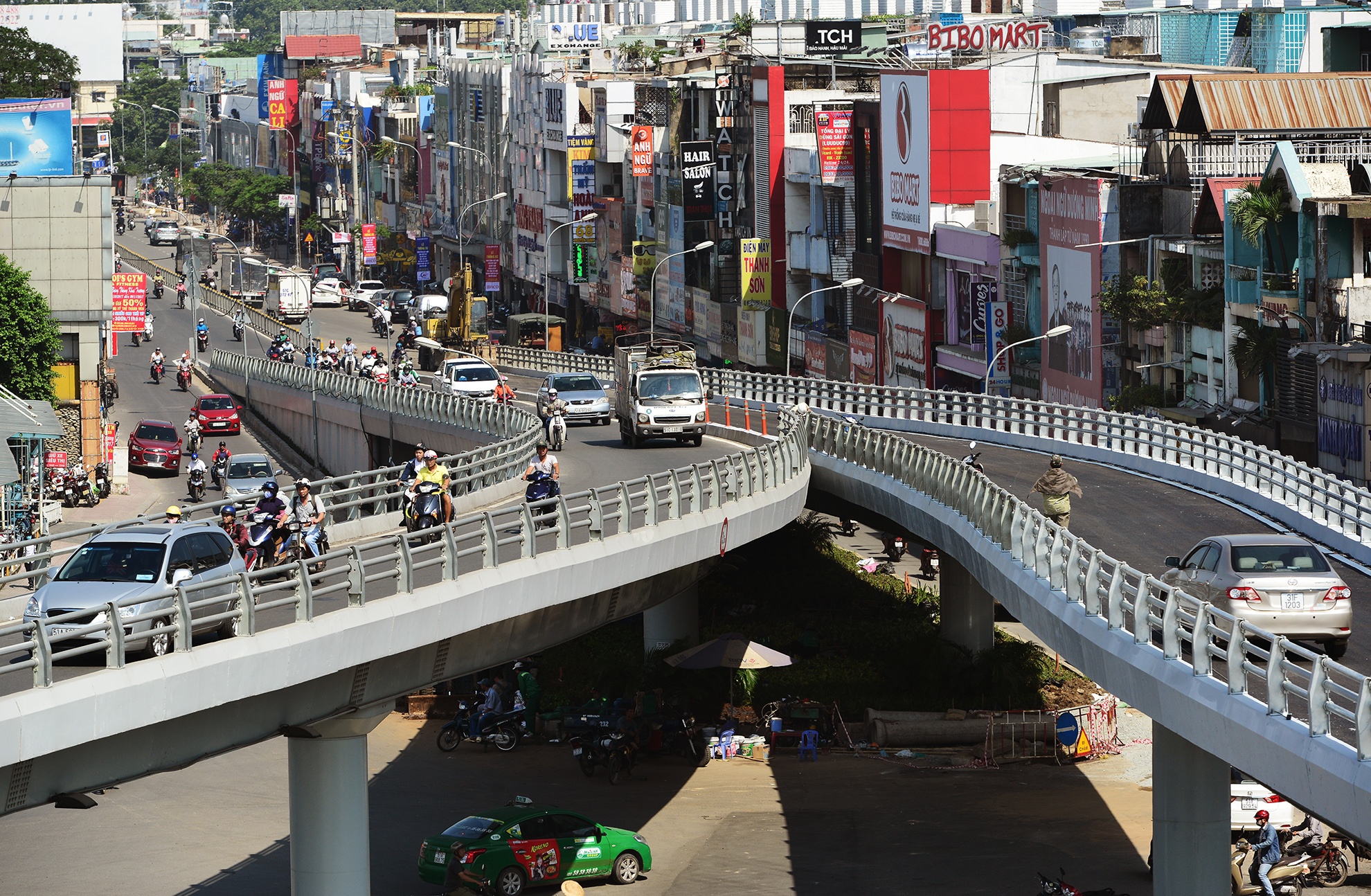 Them cau vuot xoa diem den ket xe o Sai Gon hinh anh