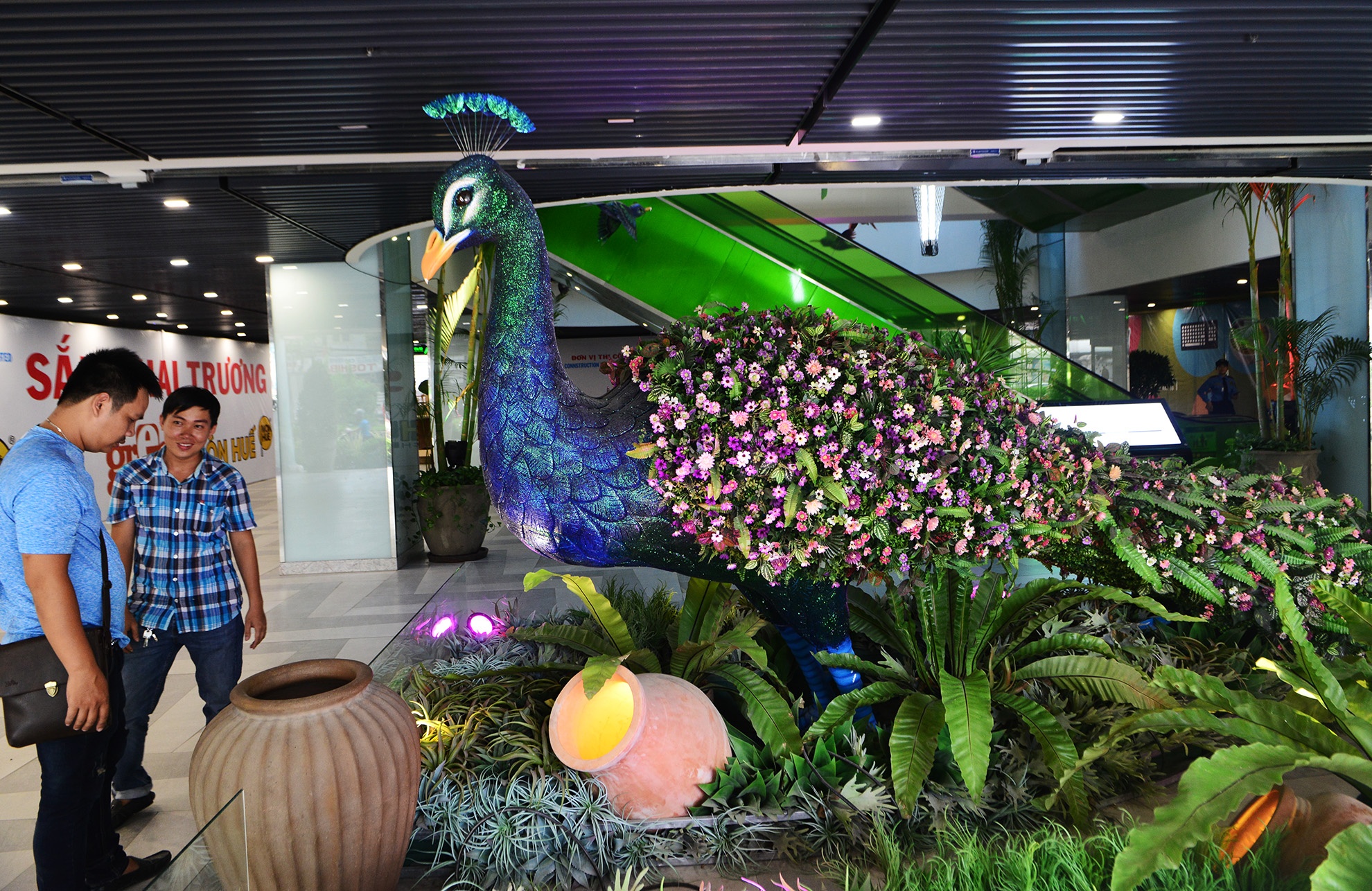 Dien mao moi ben trong Thuan Kieu Plaza hinh anh