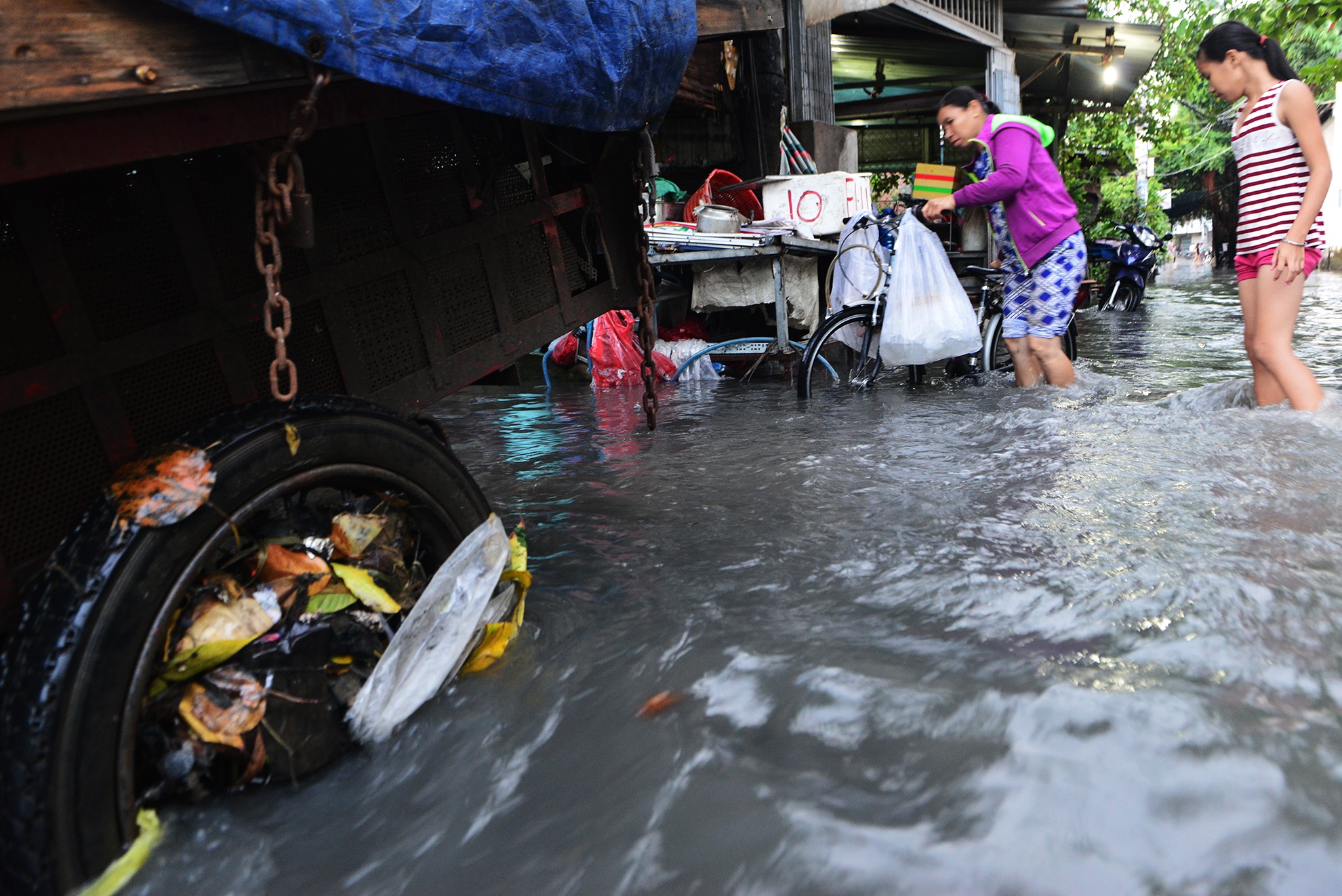Duong Sai Gon lai ngap sau con mua chieu hinh anh