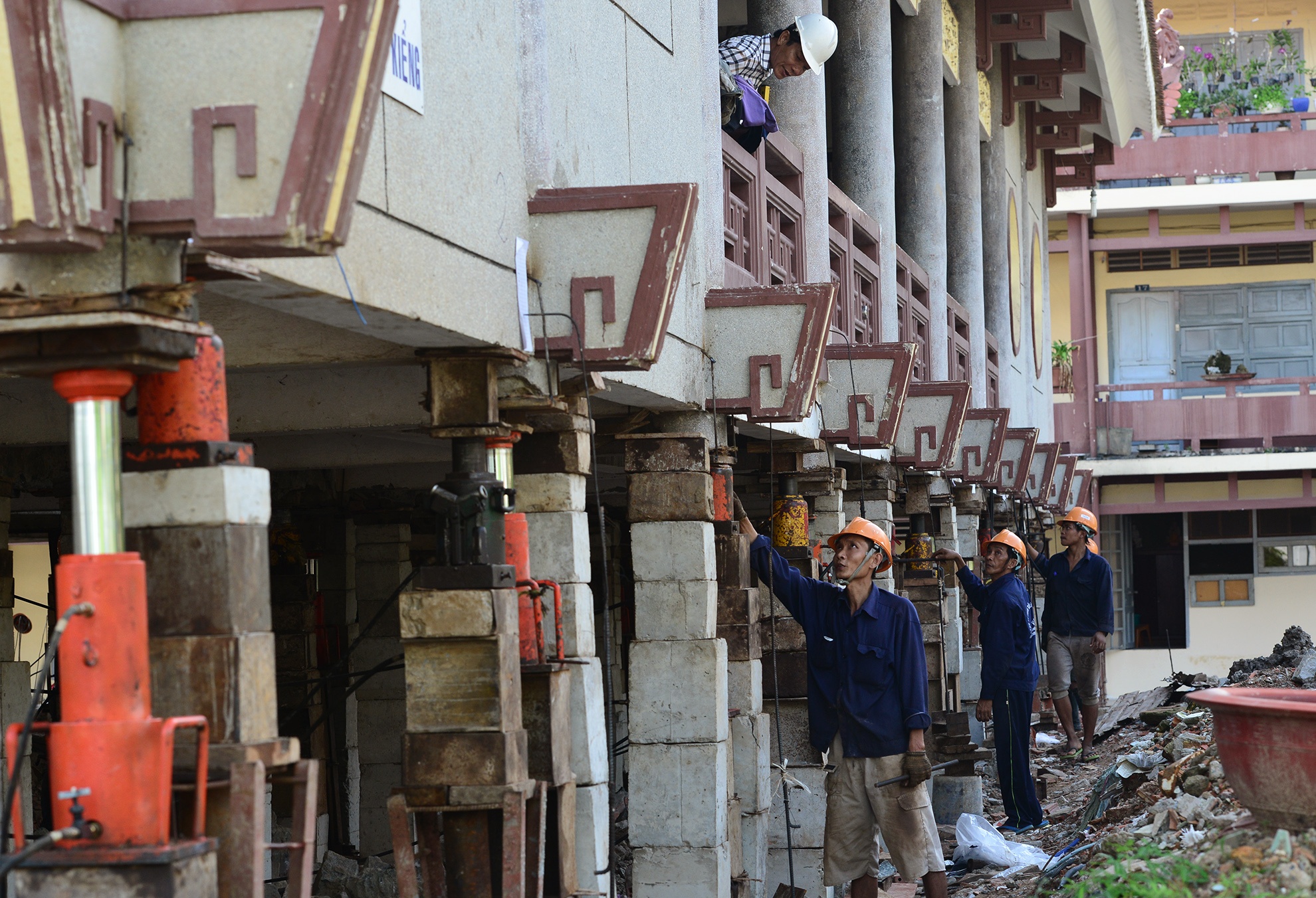 'Than den' nang cao 3 m giang duong ngoi chua 2.000 tan o Sai Gon hinh anh