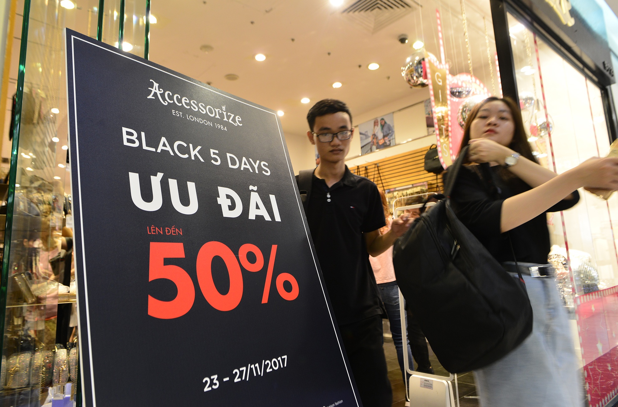 Sai Gon tran ngap giam gia Black Friday, khach van kho mua hang ung y hinh anh